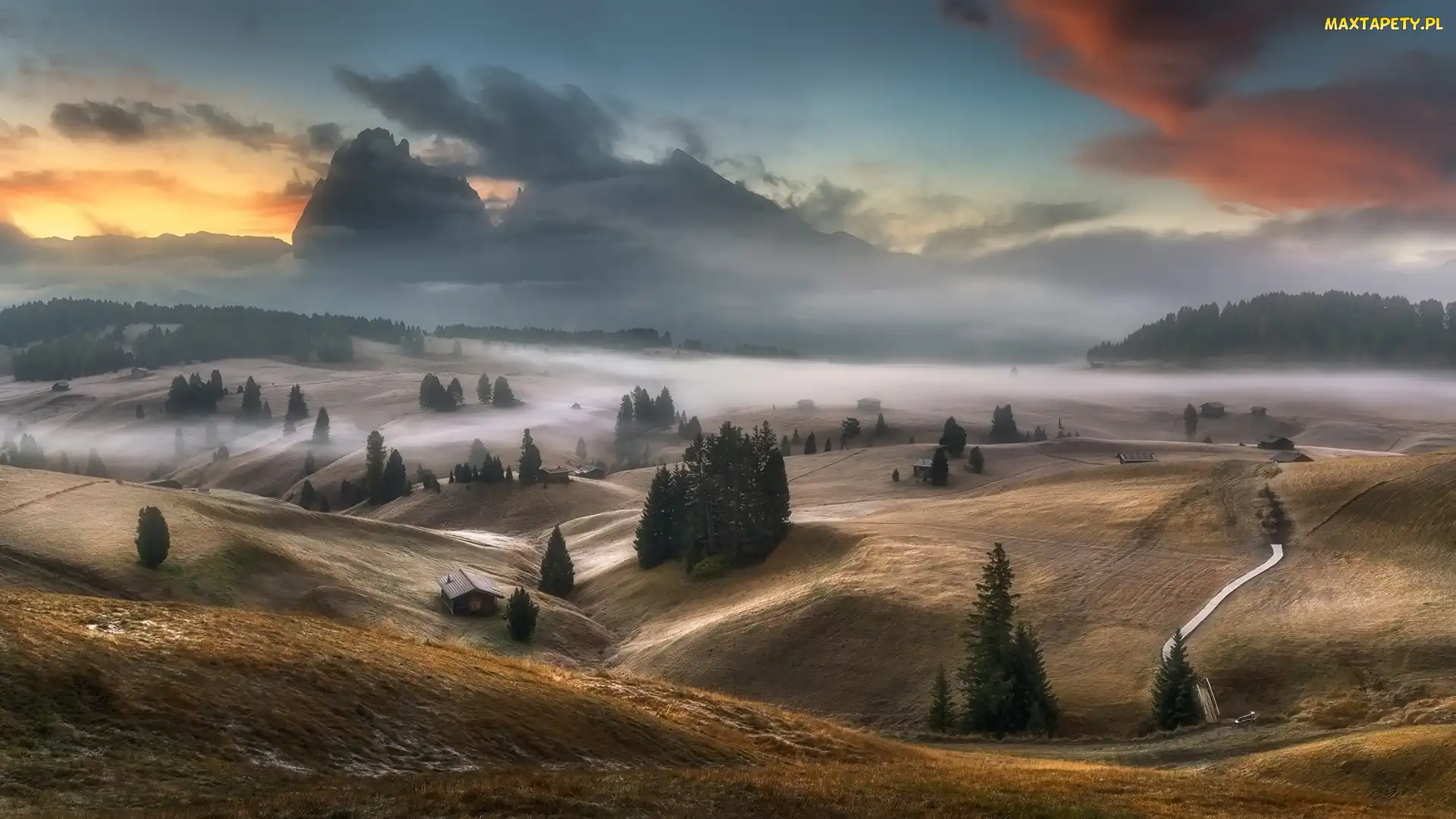 Dolina Val Gardena, Włochy, Seiser Alm, Płaskowyż, Jesień, Mgła, Dolomity, Domy, Góry Sassolungo