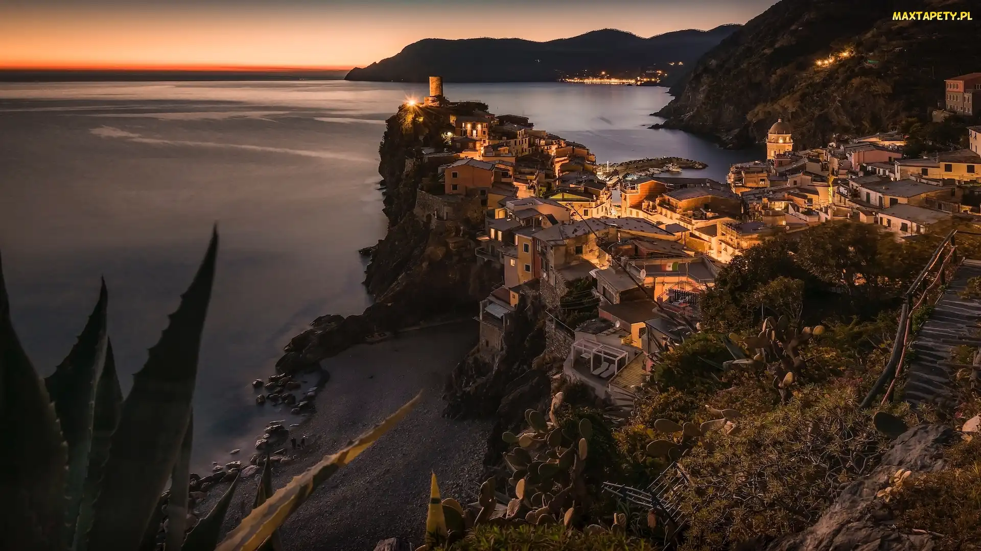 Włochy, Góry, Zatoka, Zachód słońca, Skały, Morze Liguryjskie, Prowincja La Spezia, Domy, Vernazza