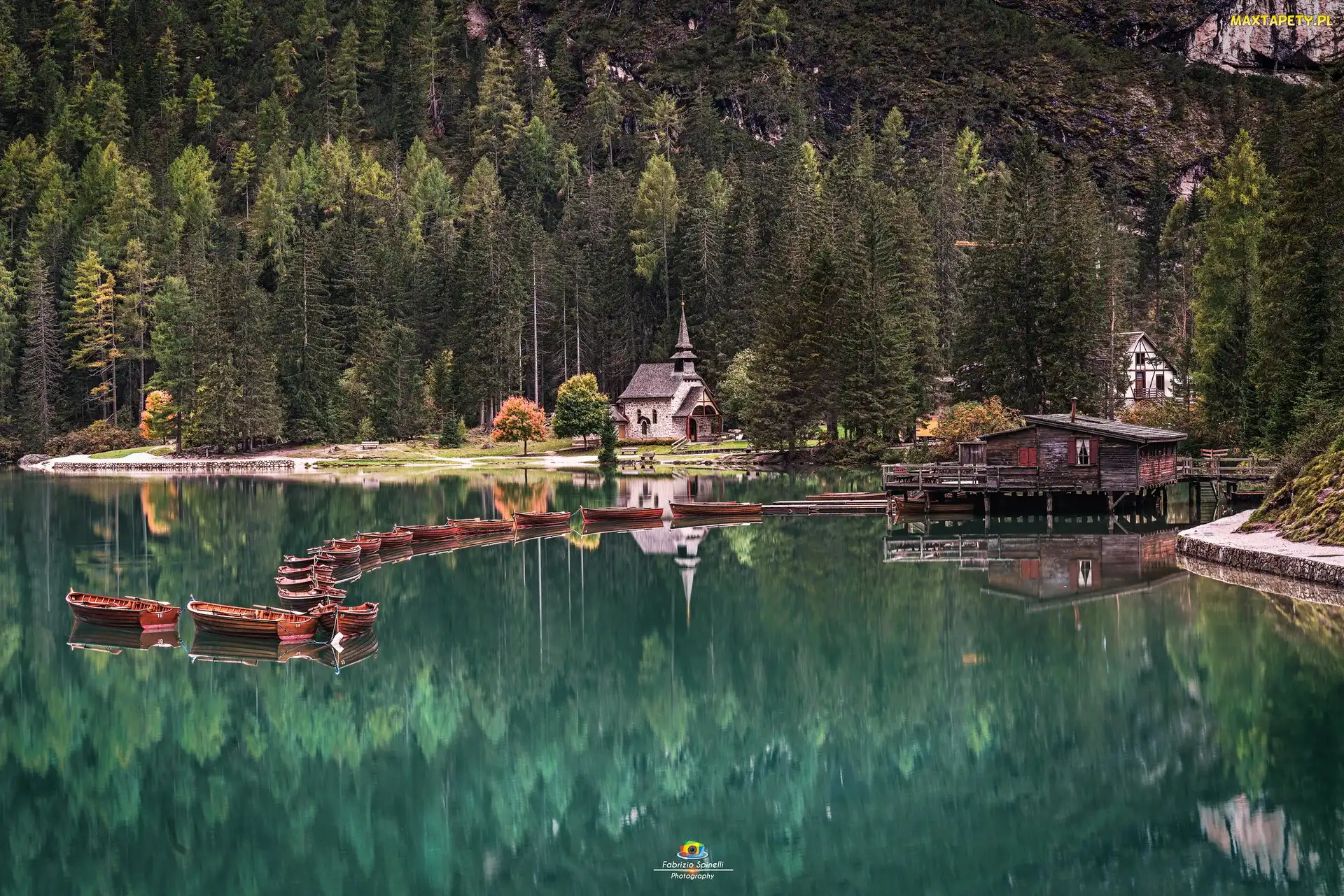 Włochy, Łódki, Drewniany, Kościół, Domek, Las, Jezioro Pragser Wildsee, Lago di Braies, Góry Dolomity