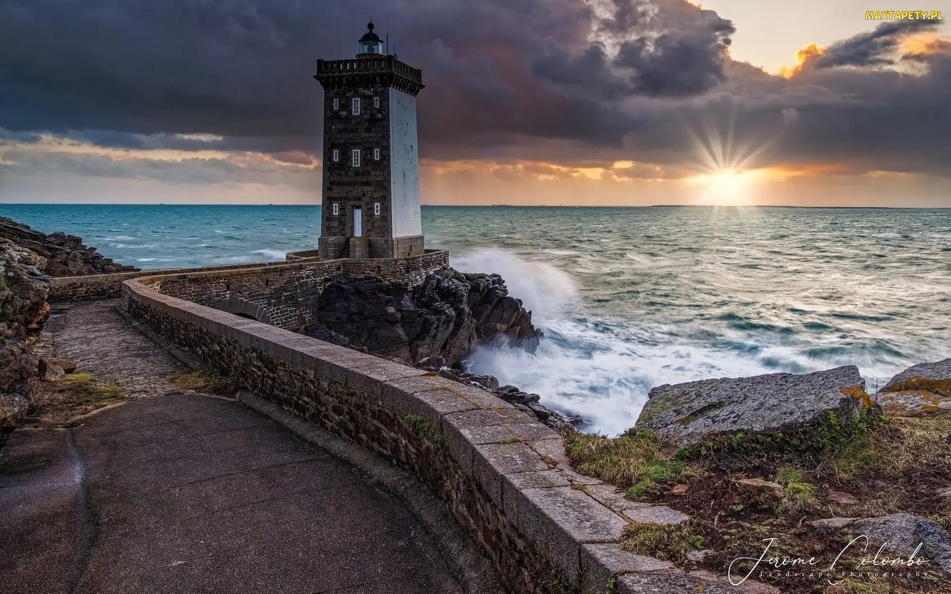 Francja, Kermorvan lighthouse, Skały, Droga, Latarnia morska, Morze, Chmury, Promienie słońca, Bretania, Murek