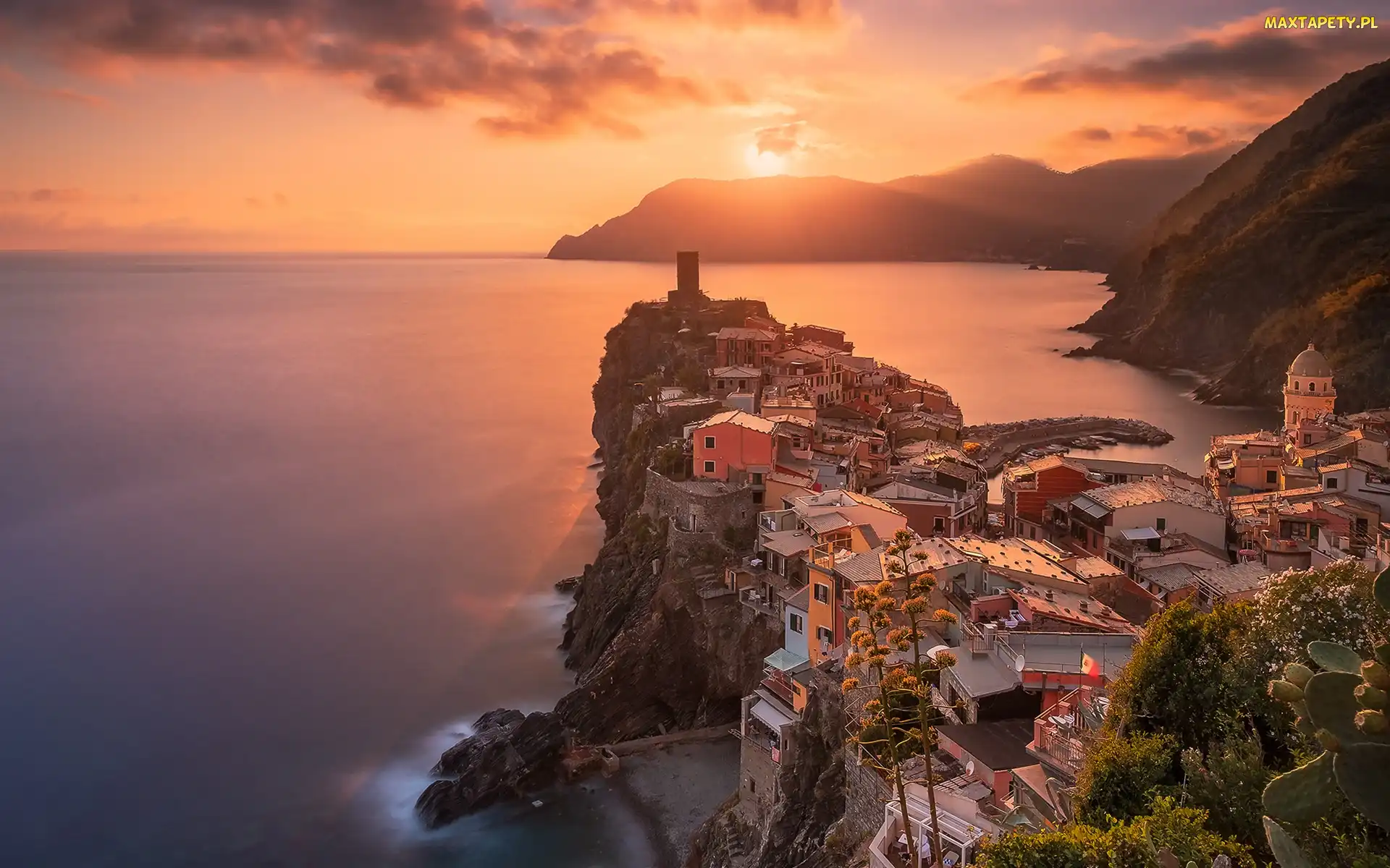 Włochy, Zachód słońca, Zatoka, Góry, Skały, Morze Liguryjskie, Prowincja La Spezia, Domy, Vernazza