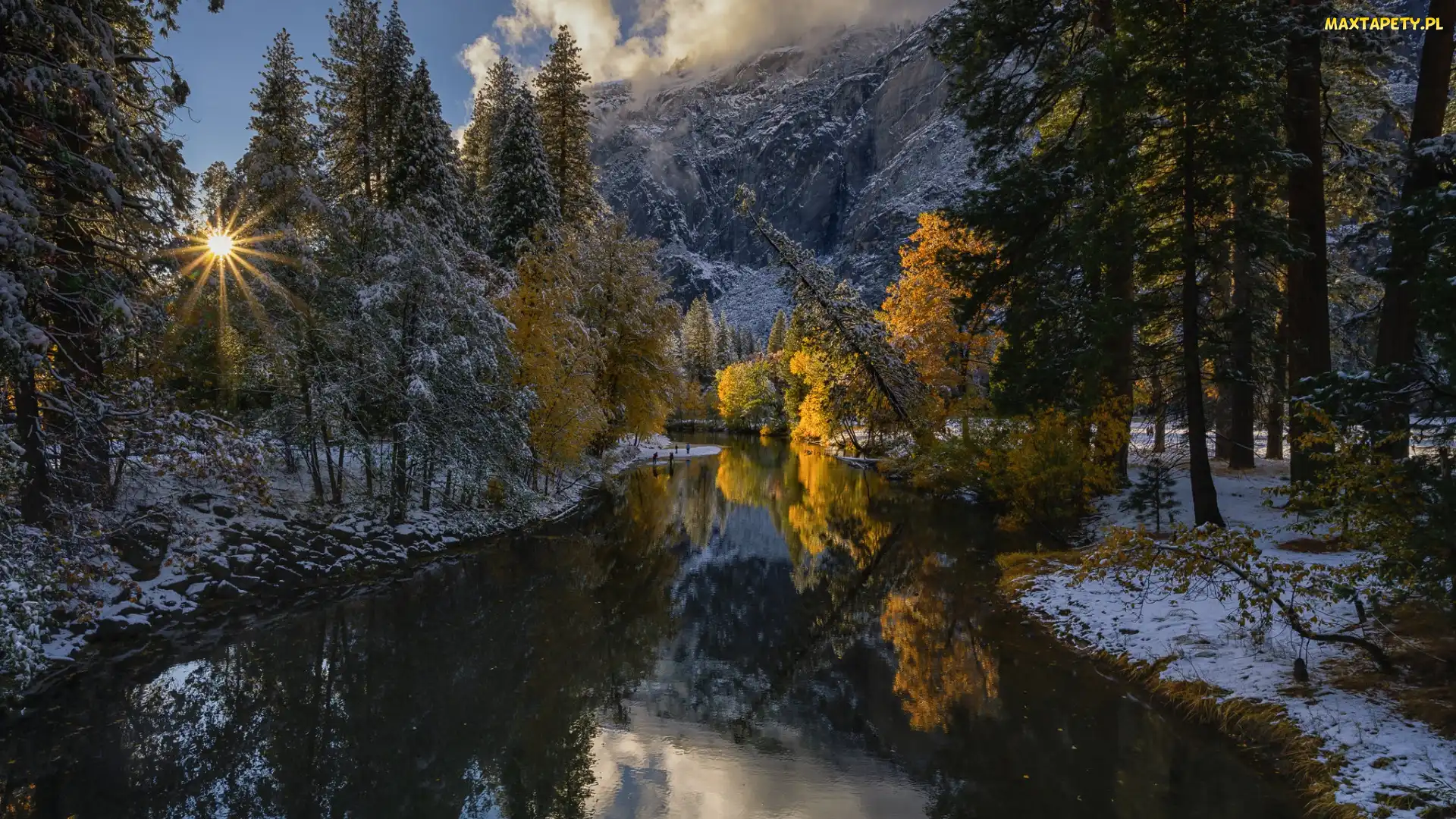 Promienie słońca, Śnieg, Stany Zjednoczone, Drzewa, Rzeka, Jesień, Park Narodowy Yosemite, Stan Kalifornia, Góry, Chmury, Merced River