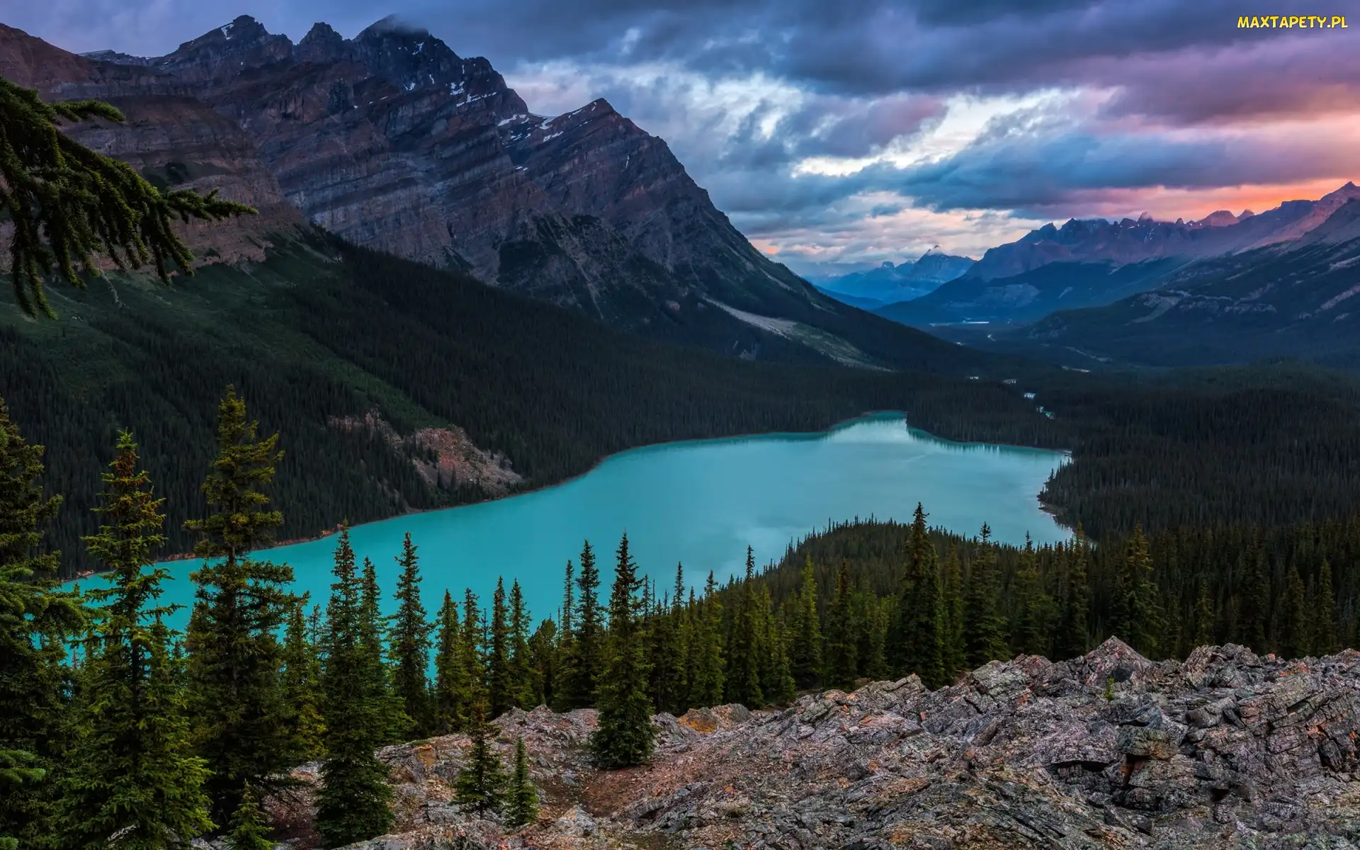 Skały, Góry, Jezioro Peyto Lake, Park Narodowy Banff, Kanada, Zachód słońca, Chmury, Alberta, Drzewa