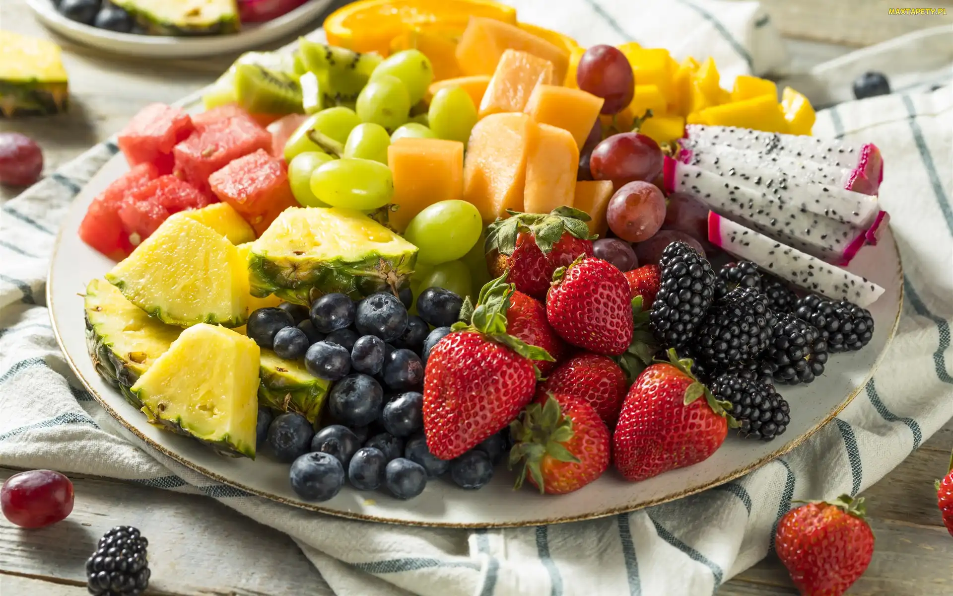 Owoce, Winogrona, Truskawki, Talerz, Ananas, Jagody, Jeżyny