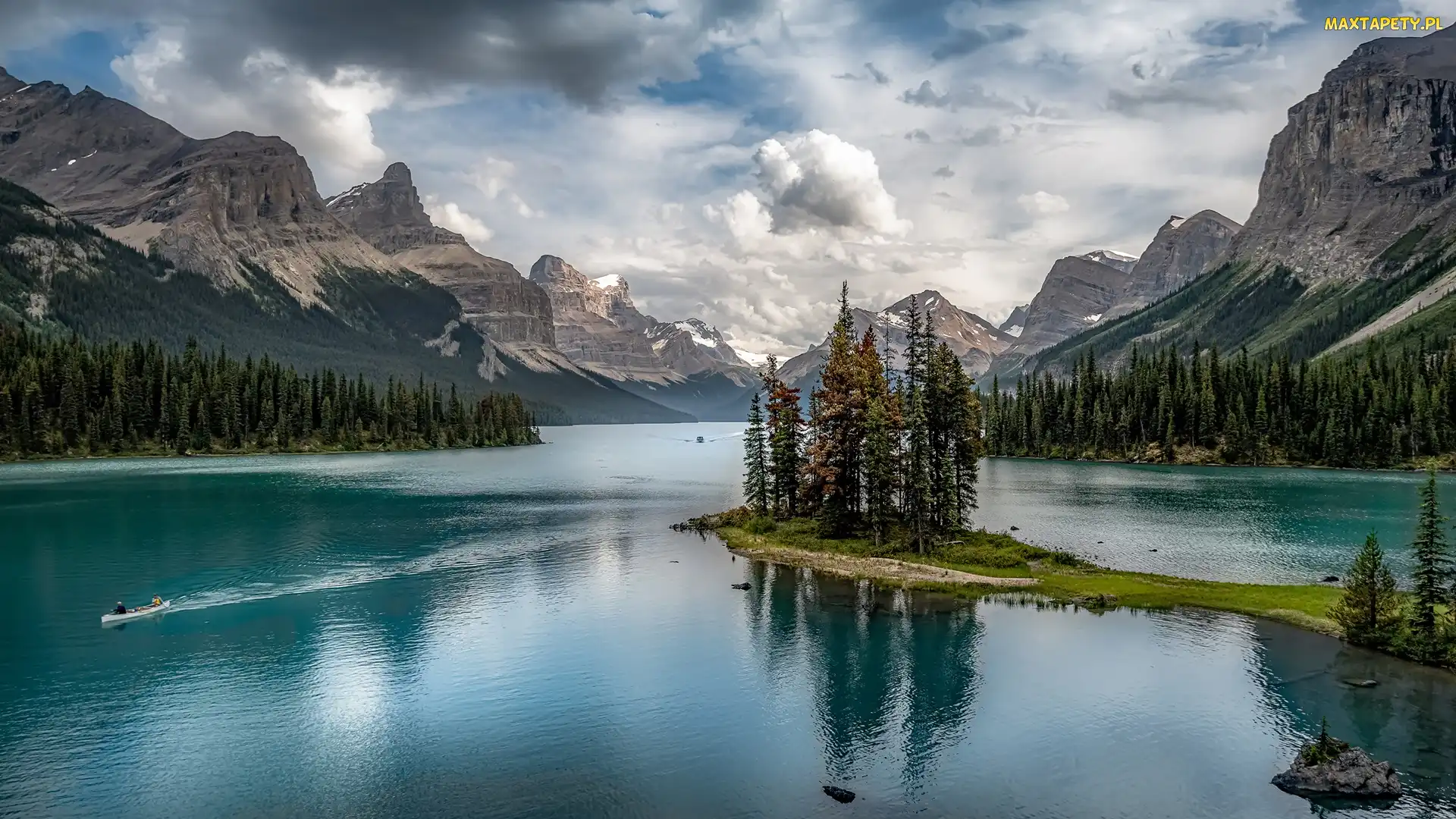 Kanada, Chmury, Wyspa Ducha, Drzewa, Góry, Maligne Lake, Alberta, Park Narodowy Jasper, Jezioro