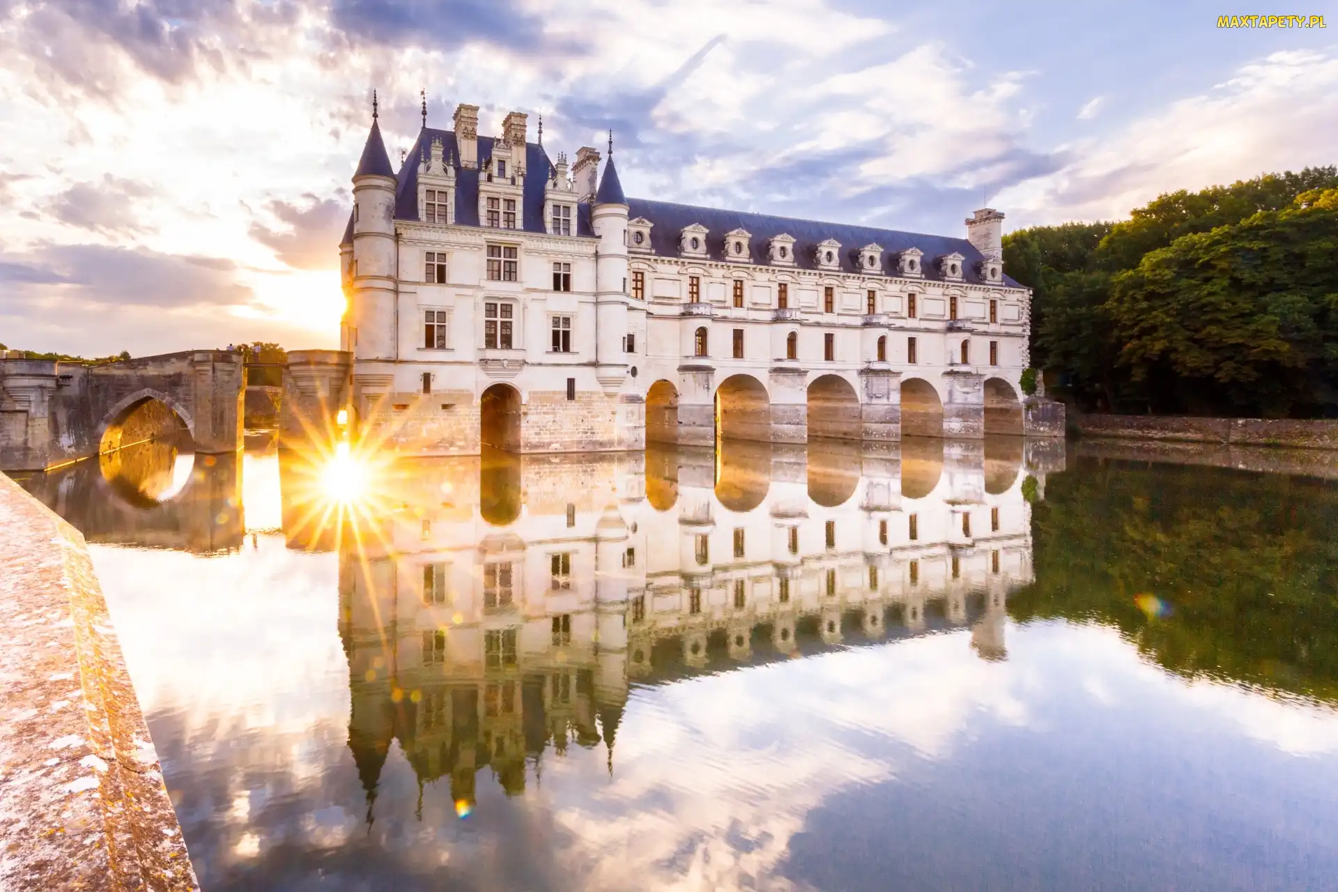 Promienie słońca, Niebo, Rzeka Cher, Francja, Drzewa, Zamek Chenonceau, Odbicie