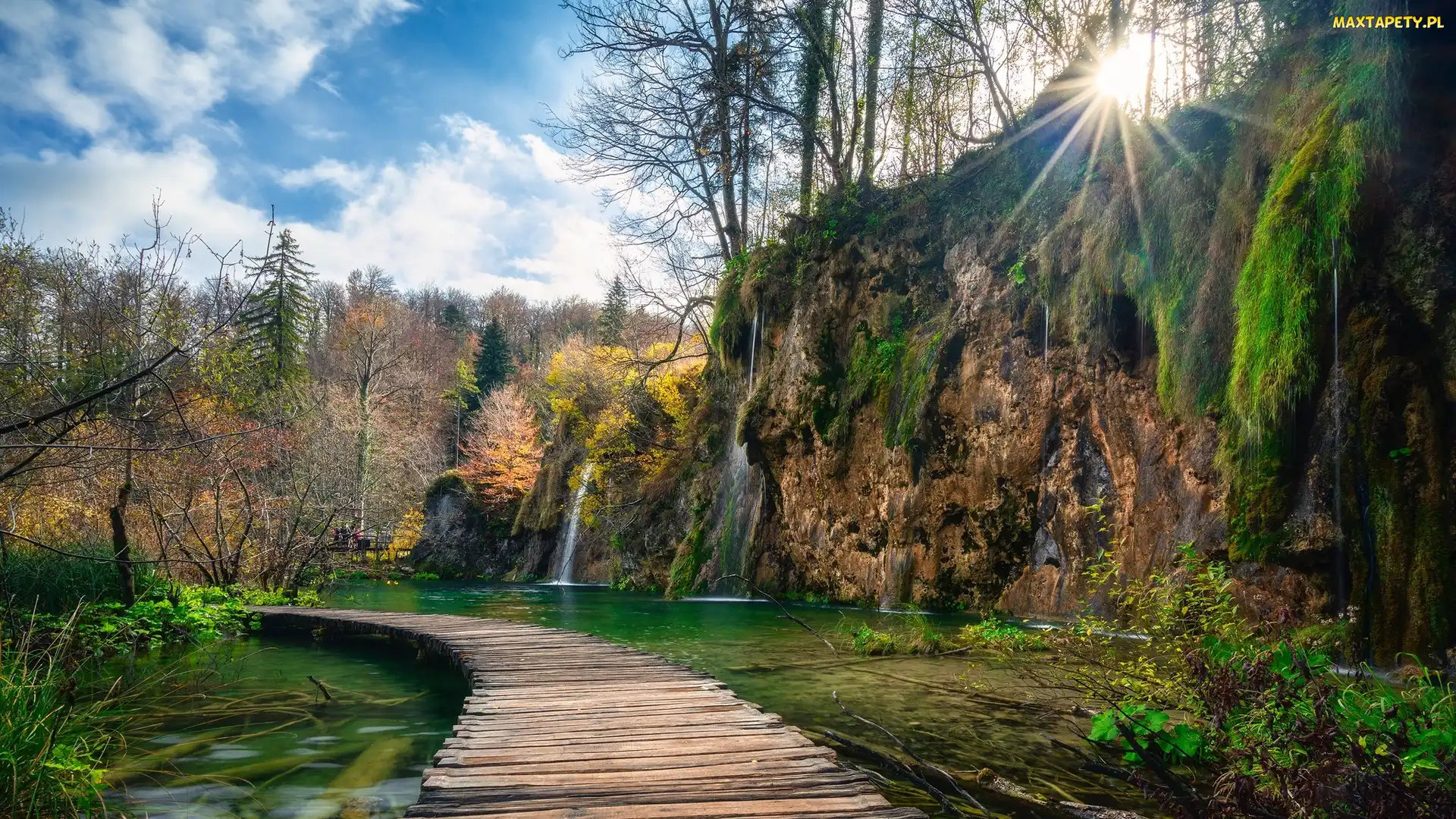 Jezioro, Drzewa, Wodospad, Chorwacja, Chmury, Promienie słońca, Park Narodowy Jezior Plitwickich, Pomost