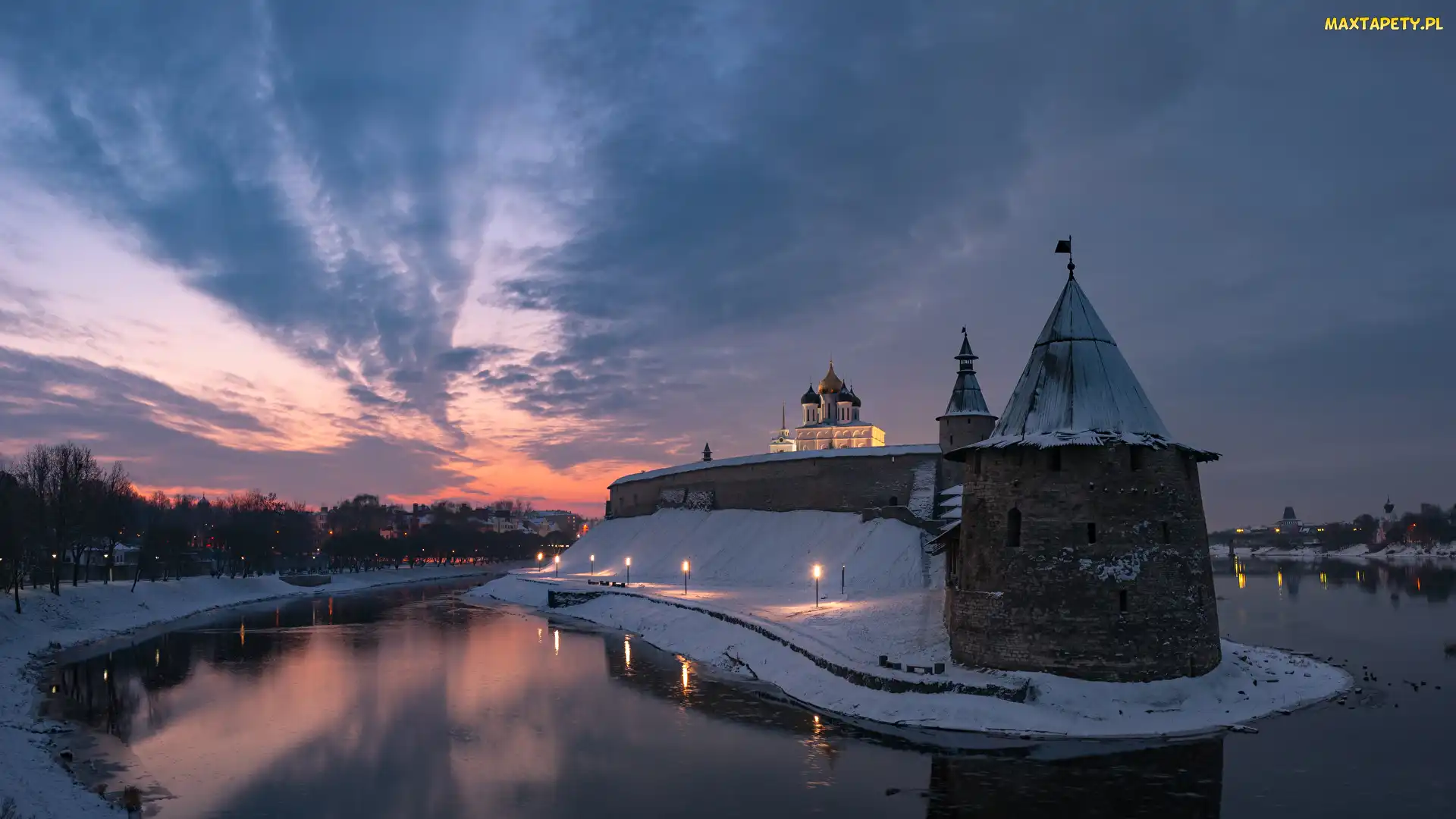 Rzeka Velikaya, Zachód słońca, Rosja, Twierdza, Chmury, Światła, Obwód pskowski, Śnieg, Pskov Kremlin, Psków, Wieża