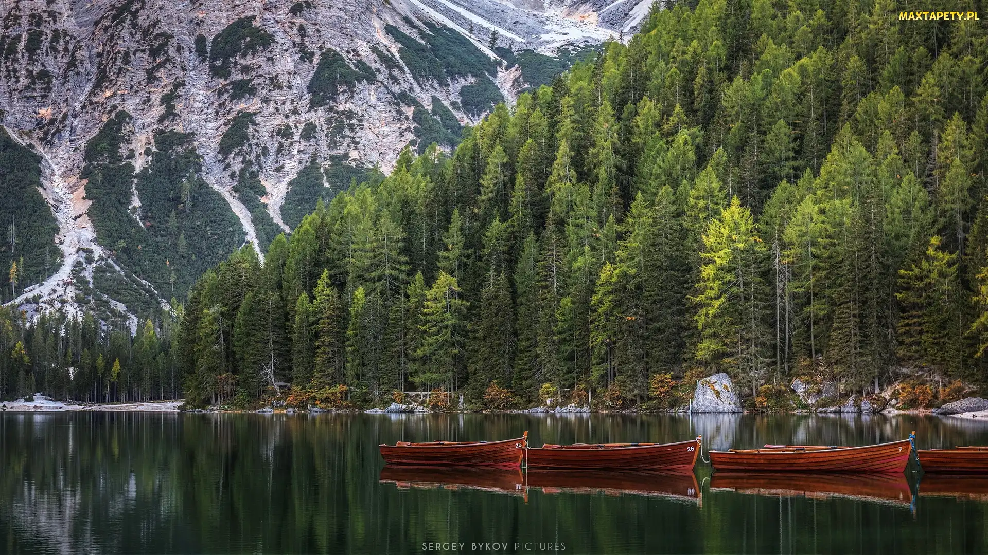 Włochy, Południowy Tyrol, Łódki, Drzewa, Jezioro Pragser Wildsee, Góry Dolomity