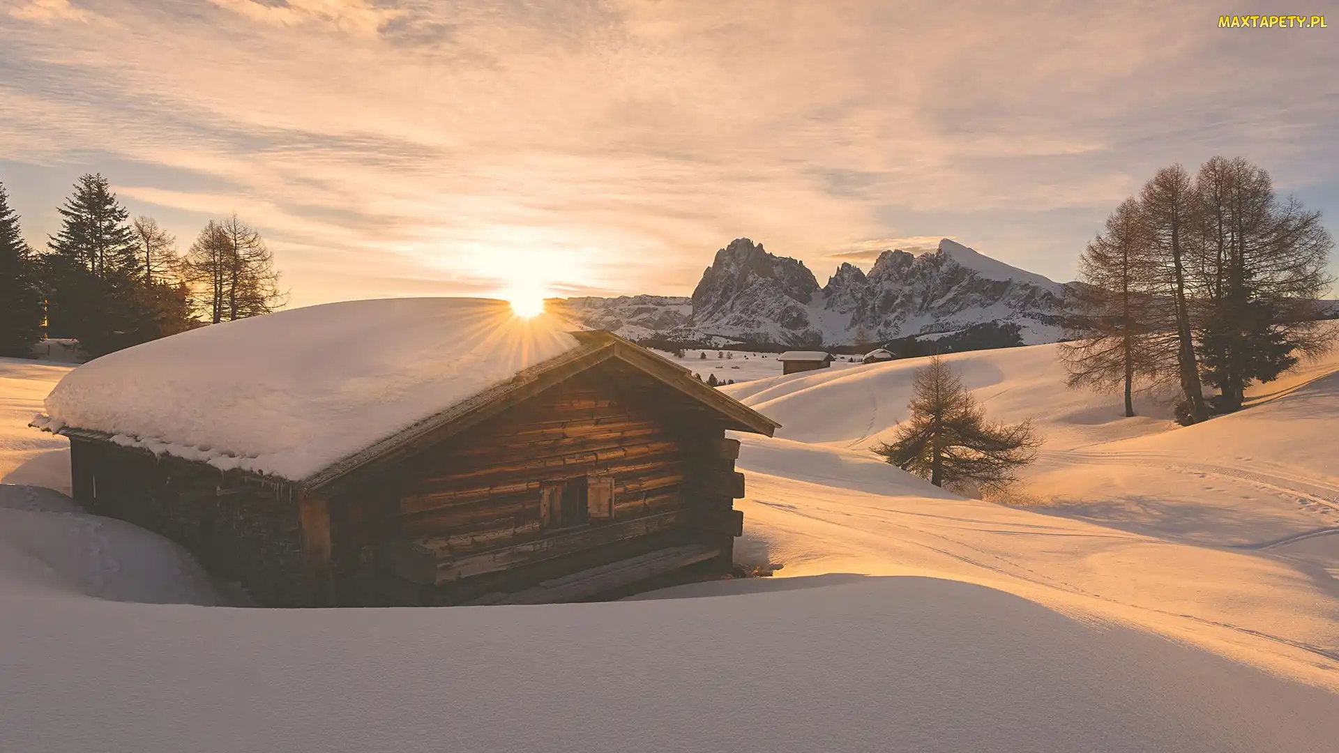 Drewniane, Domki, Włochy, Dolomity, Drzewa, Wschód słońca, Płaskowyż Seiser Alm, Zima, Góry Sassolungo, Dolina, Val Gardena