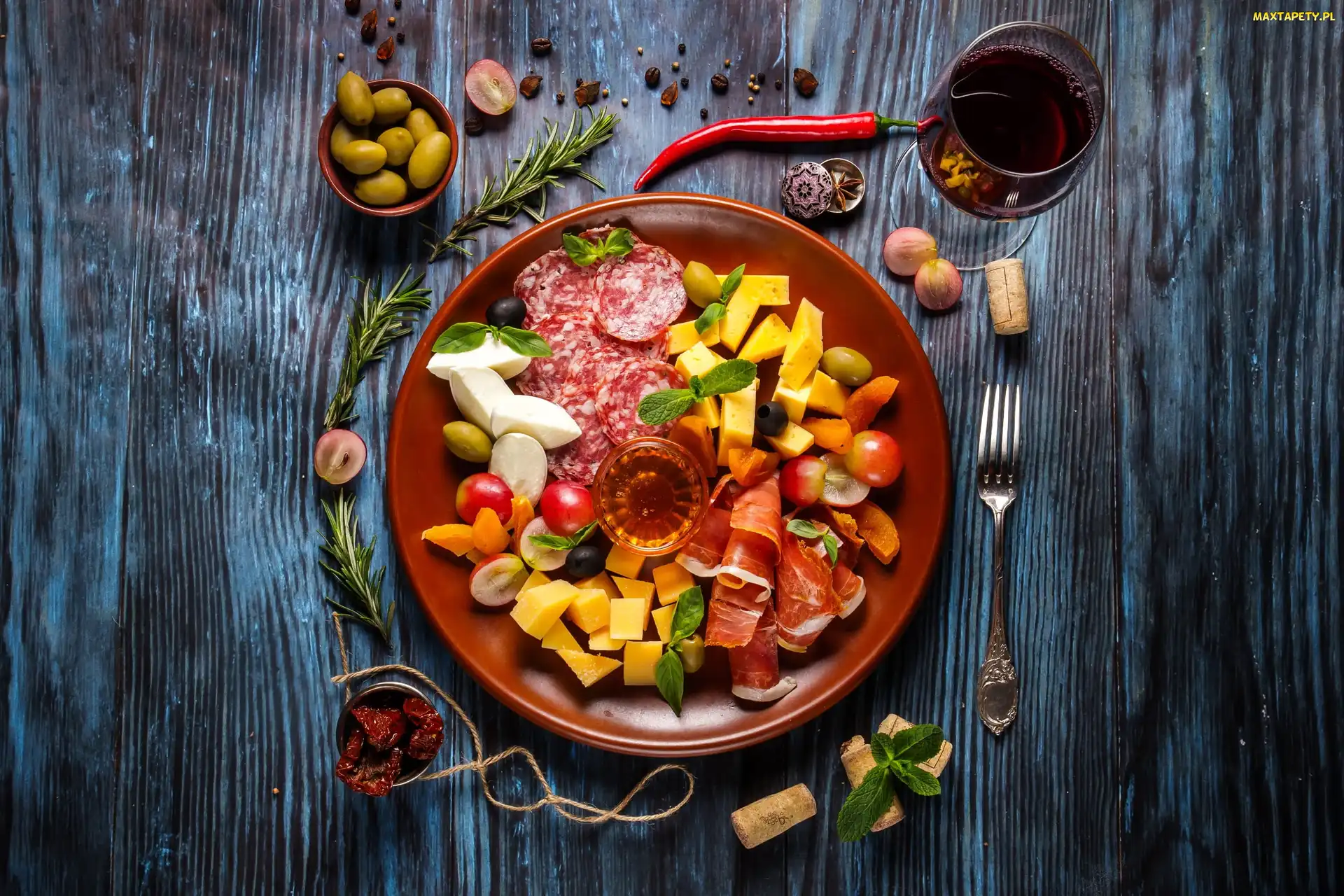 Deski, Kieliszek, Ser, Pokrojone, Talerz, Wędliny, Jedzenie, Szynka, Widelec, Wino, Oliwki, Salami