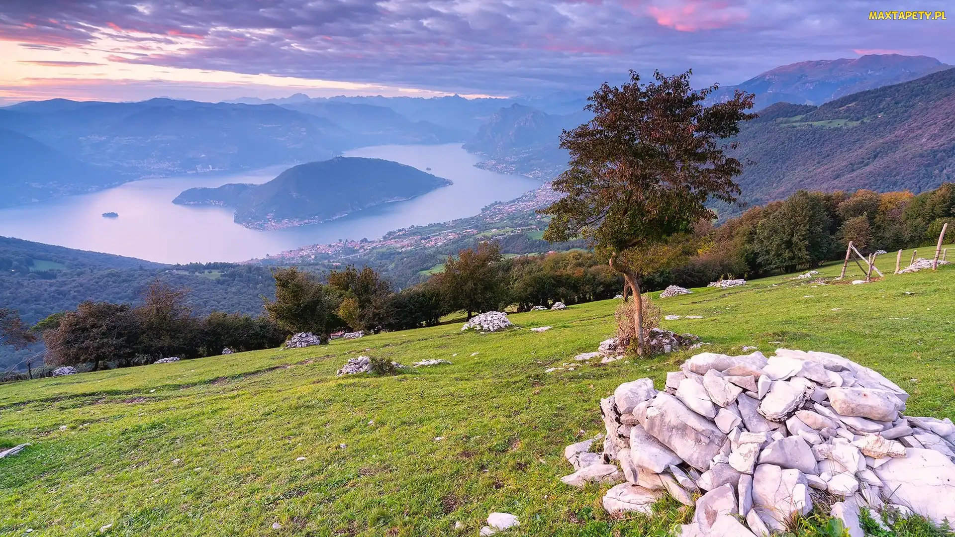 Drzewa, Kamienie, Włochy, Góry, Domy, Chmury, Jezioro, Mgła, Alpy Lombardzkie, Lake Iseo, Wyspa Monte Isola