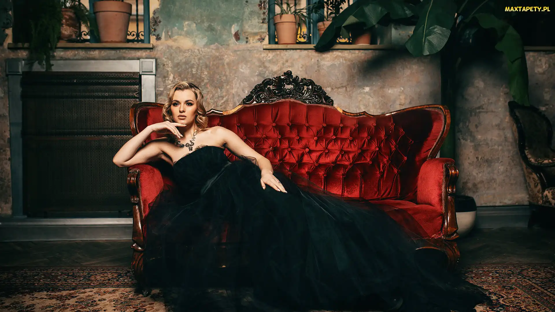 Kobieta, Blondynka, Sofa, Suknia, Czerwona, Czarna