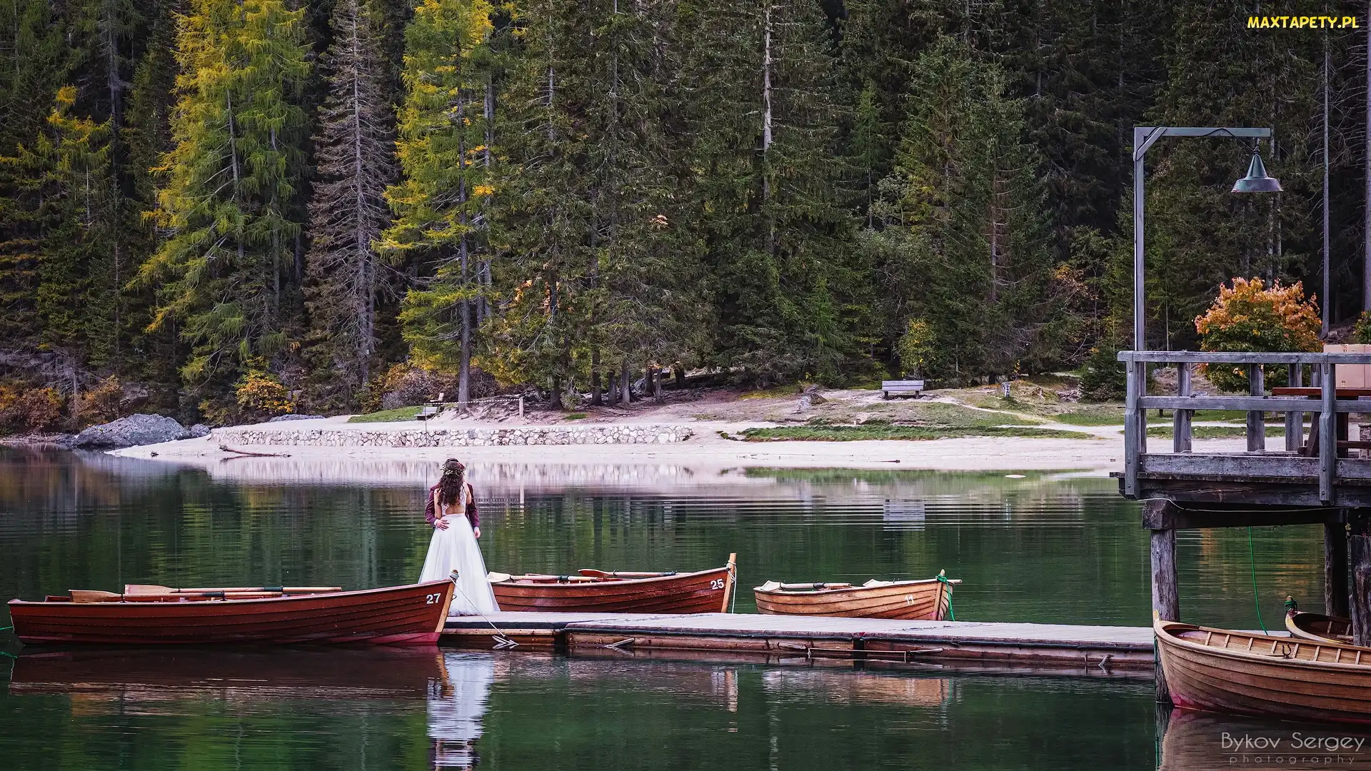 Pomost, Łódki, Południowy Tyrol, Para młoda, Jezioro Pragser Wildsee, Włochy, Drzewa