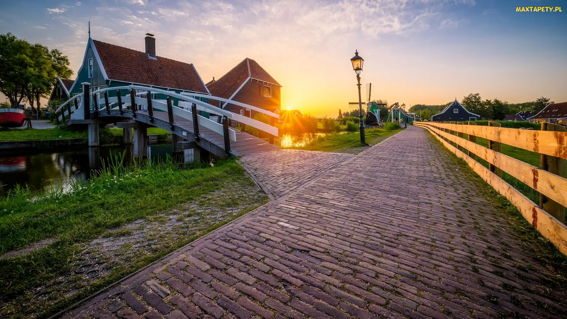 Latarnia, Płot, Skansen Wiatraków, Domy, Wschód słońca, Holandia, Skansen Zaanse Schans, Zaandam, Chodnik, Most, Wiatraki