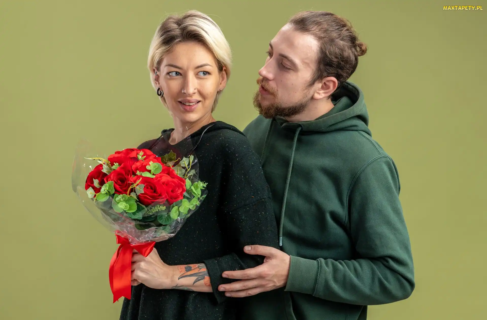 Mężczyzna, Zielona, Kobieta, Bukiet, Bluza, Tło, Blondynka, Zielone, Róże, Sukienka, Kwiaty