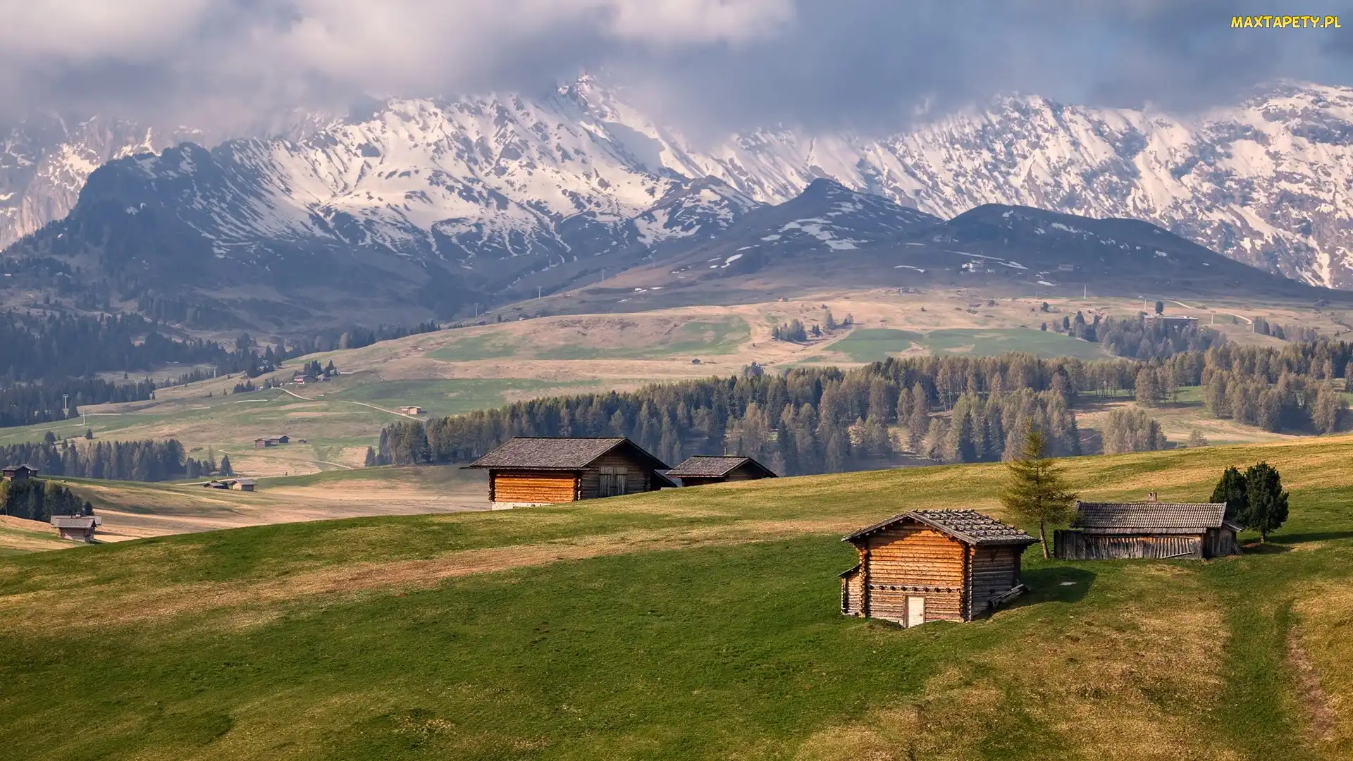 Dolomity, Chmury, Dolina Val Gardena, Włochy, Drzewa, Płaskowyż Seiser Alm, Góry Sassolungo, Drewniane, Domki