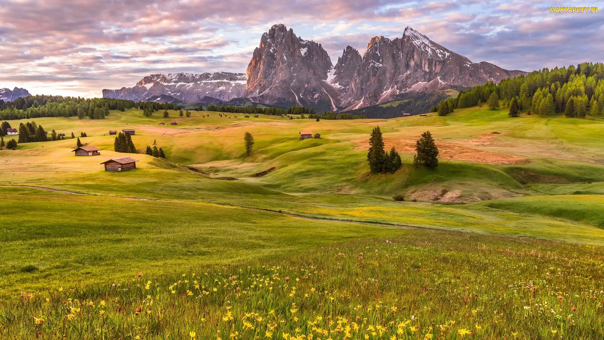 Dolina Val Gardena, Chmury, Łąki, Włochy, Drzewa, Domki, Góry Sassolungo, Dolomity, Płaskowyż Seiser Alm