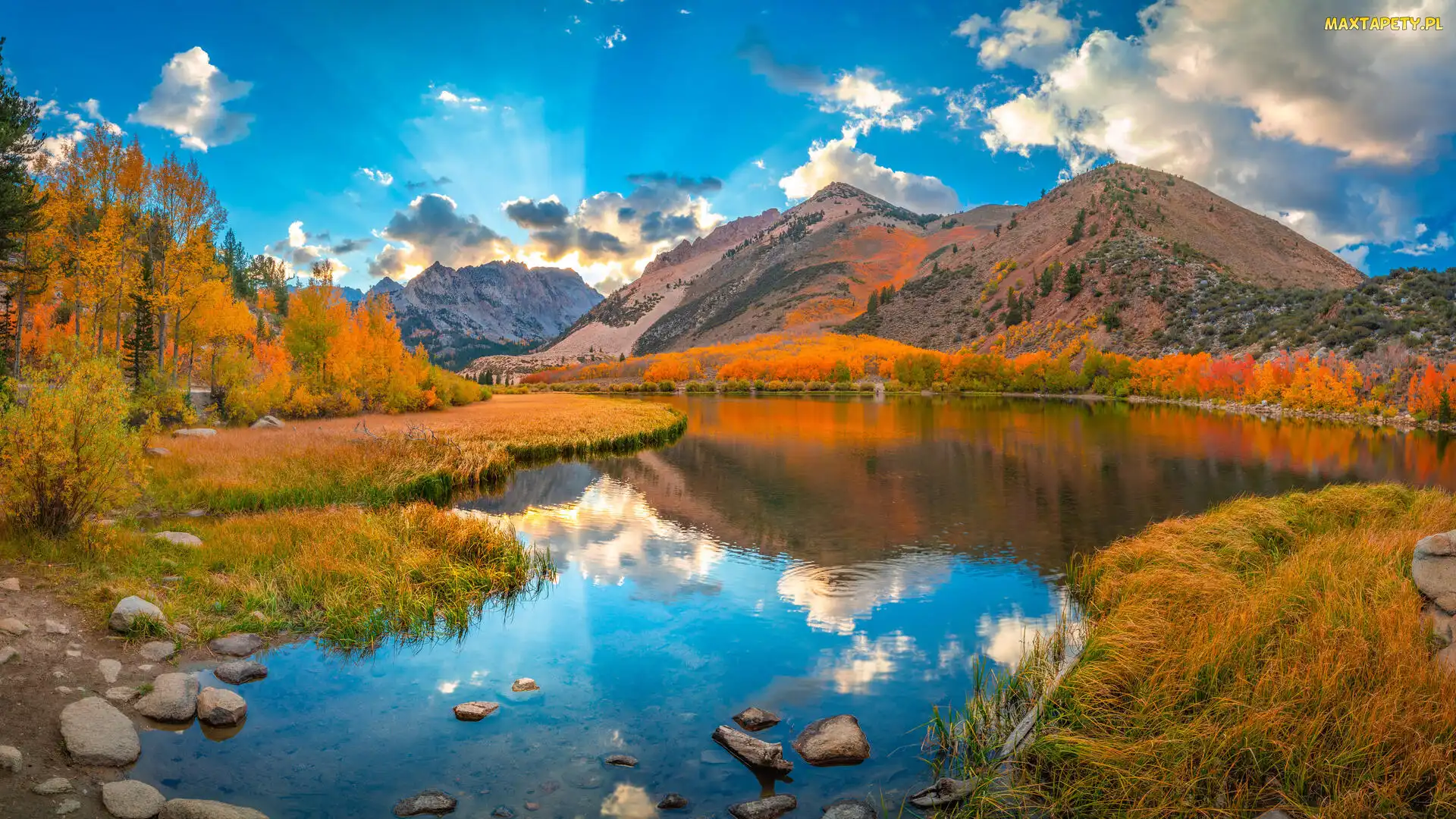 Chmury, Odbicie, Jezioro North Lake, Drzewa, Jesień, Stany Zjednoczone, Góry Sierra Nevada, Kalifornia, Kamienie, Trawy, Pożółkłe
