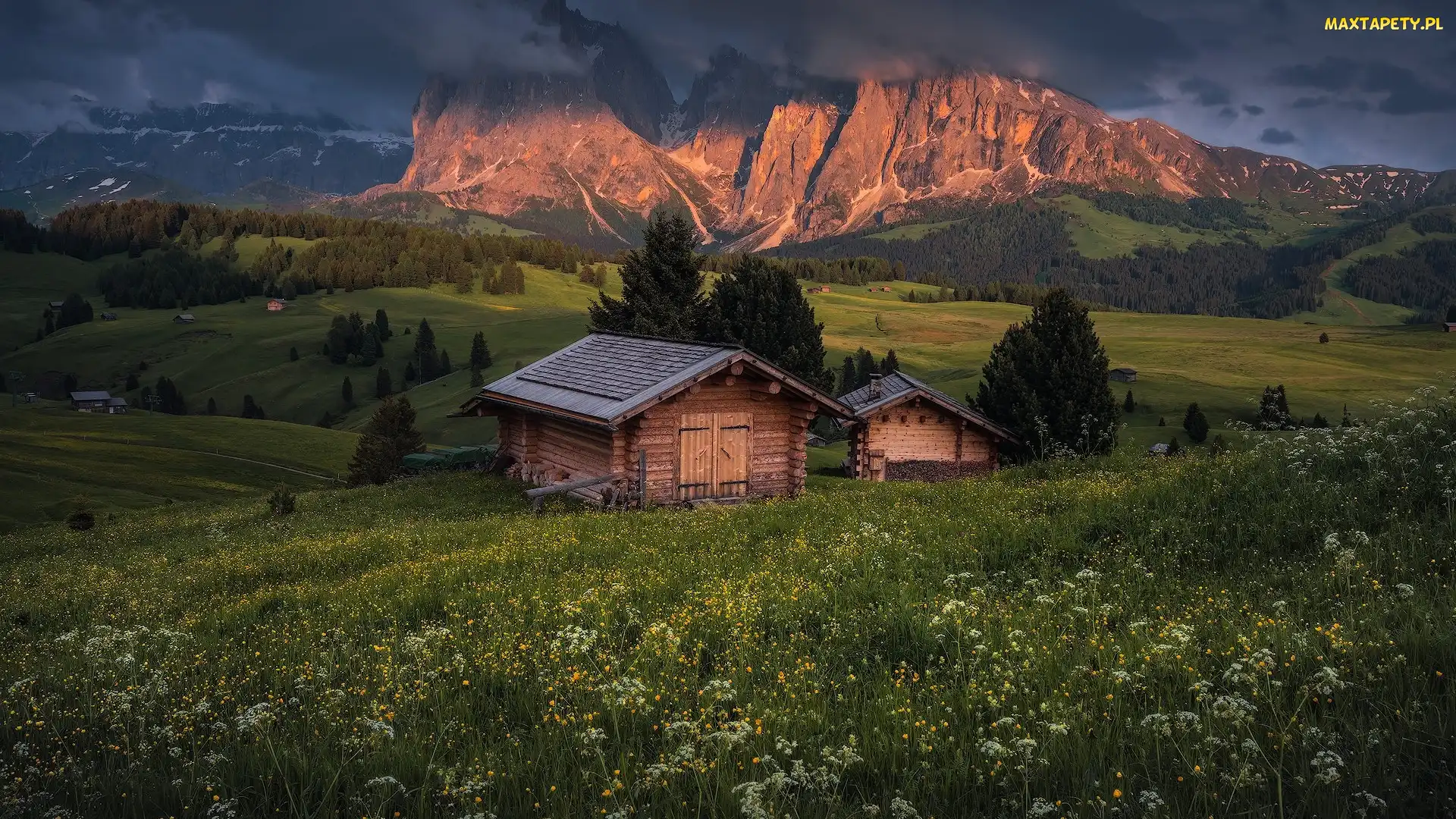 Dolomity, Domy, Chmury, Włochy, Drewniane, Drzewa, Góry Sassolungo, Płaskowyż Seiser Alm, Dolina Val Gardena