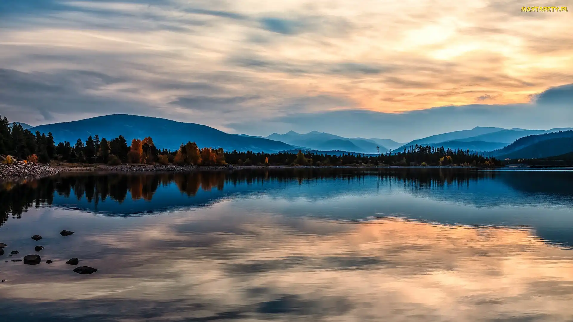 Wschód słońca, Kolorado, Chmury, Stany Zjednoczone, Odbicie, Drzewa, Jezioro, Dillon Lake, Góry