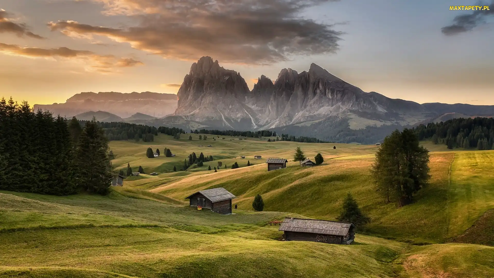 Drzewa, Chmury, Dolomity, Dolina, Drewniane, Włochy, Góry, Domy, Val Gardena, Sassolungo, Płaskowyż Seiser Alm