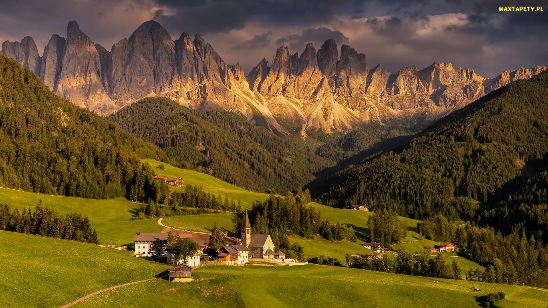 Góry, Kościół, Chmury, Dolomity, Dolina Val di Funes, Włochy, Domy, Drzewa, Masyw Odle, Lasy, Wieś Santa Maddalena