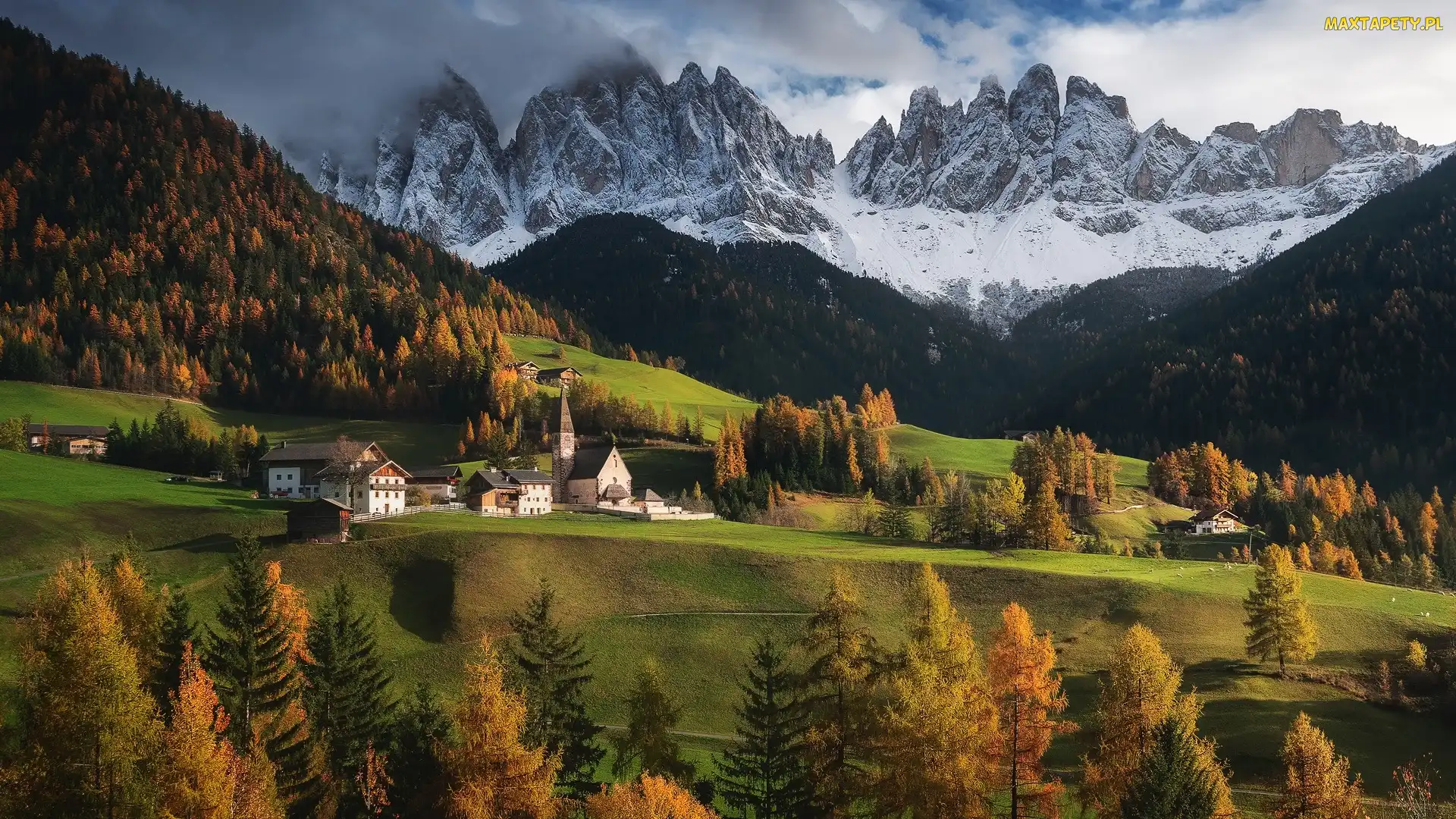Dolomity, Domy, Góry, Kościół, Dolina Val di Funes, Wieś Santa Maddalena, Włochy, Chmury