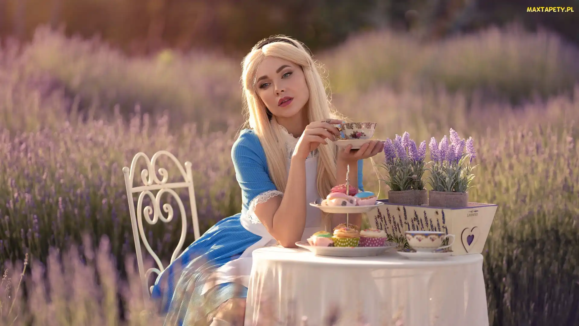 Blondynka, Dziewczyna, Filiżanka, Obrus, Ciastka, Kwiaty, Stolik