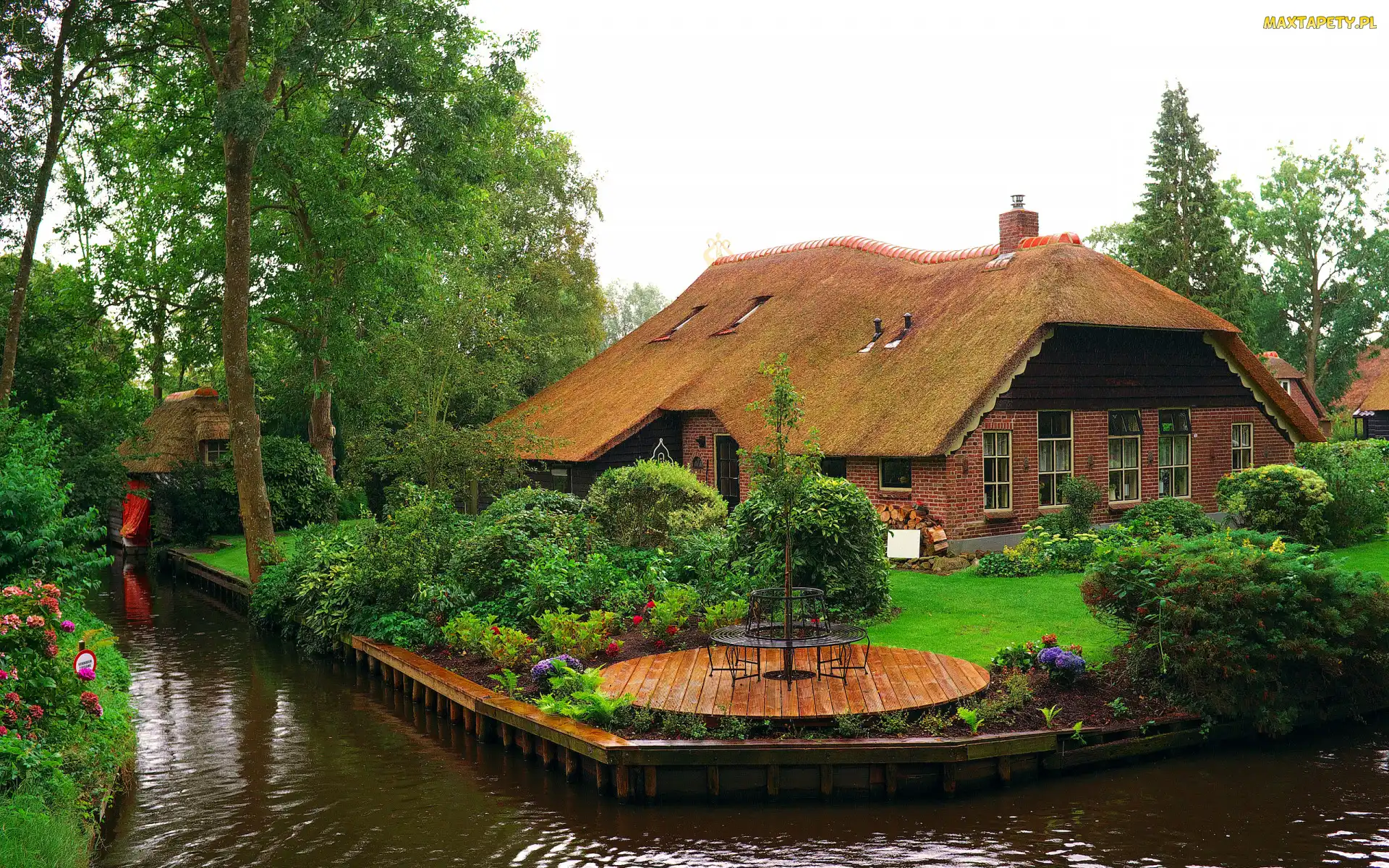 Drzewa, Trawnik, Ogród, Dom, Holandia, Kanał, Kwiaty, Wieś Giethoorn, Krzewy