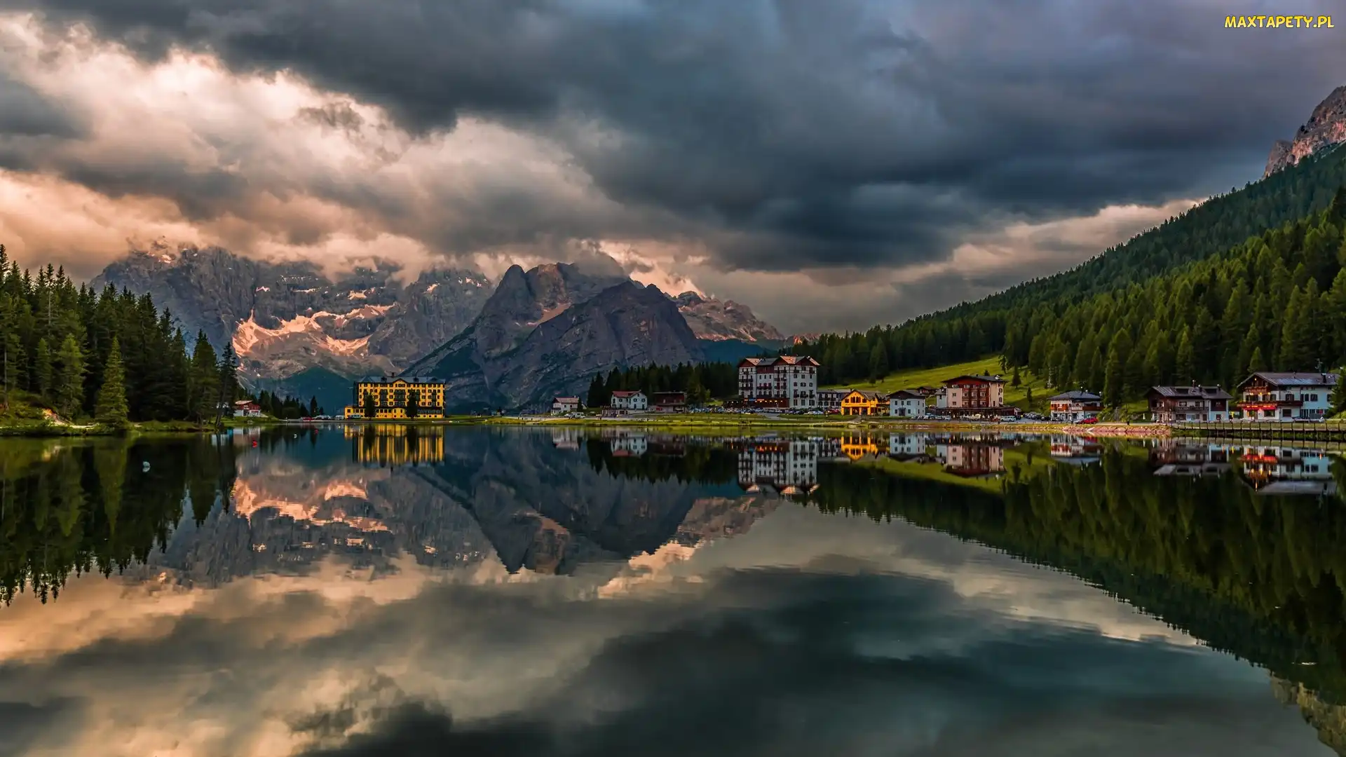 Chmury, Drzewa, Domy, Odbicie, Dolomity, Góry, Jezioro Misurina, Grand Hotel Misurina, Włochy, Las