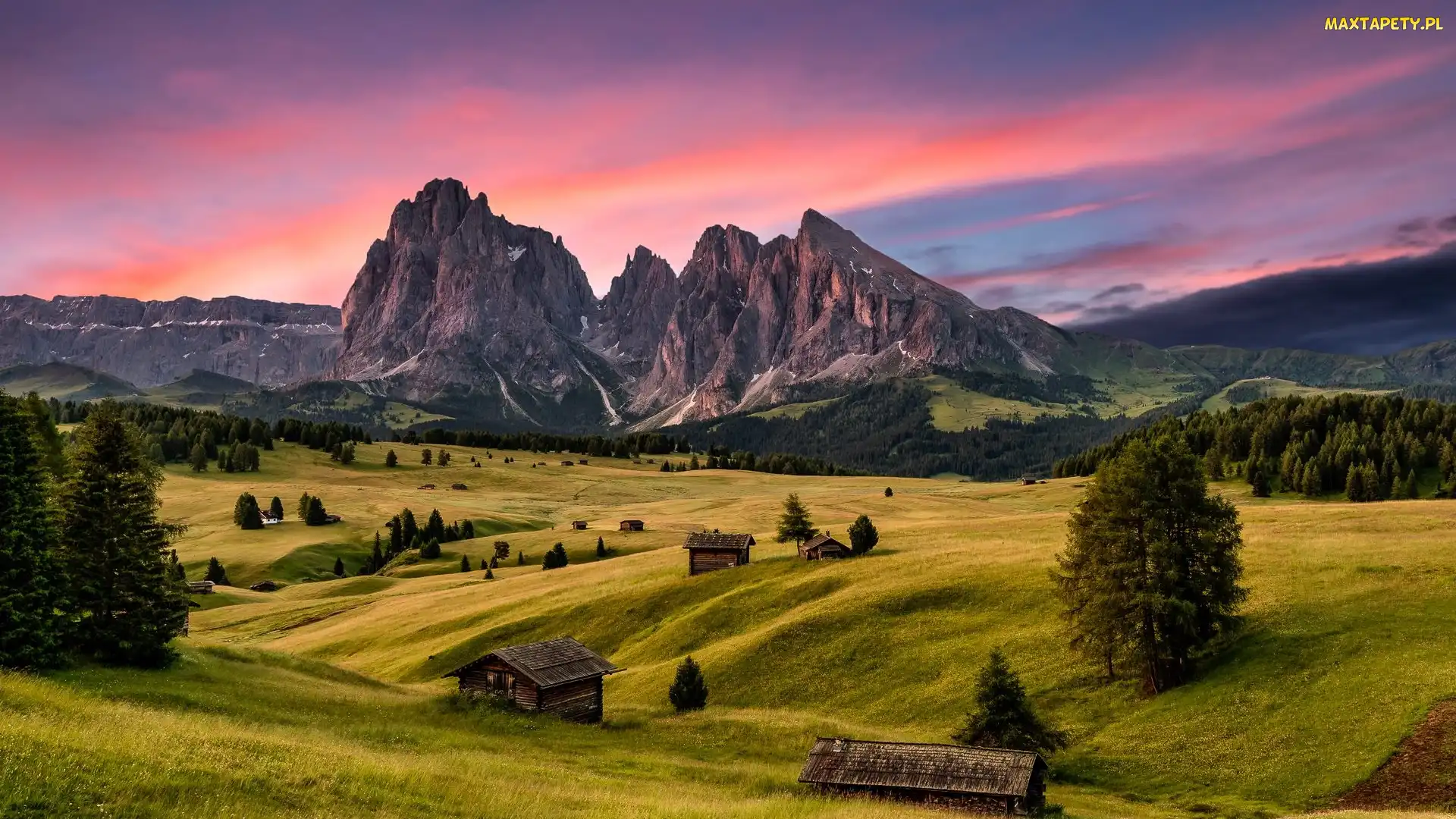 Sassolungo, Domy, Dolina, Drzewa, Płaskowyż, Góry, Włochy, Dolomity, Val Gardena, Chmury, Zachód słońca, Drewniane, Seiser Alm