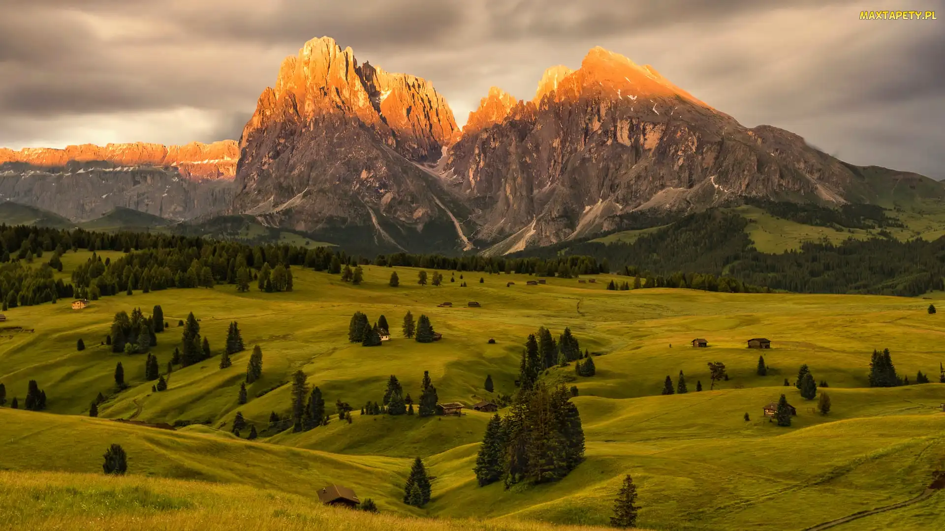 Drzewa, Chmury, Dolomity, Dolina, Drewniane, Włochy, Góry Sassolungo, Domy, Val Gardena, Płaskowyż, Seiser Alm