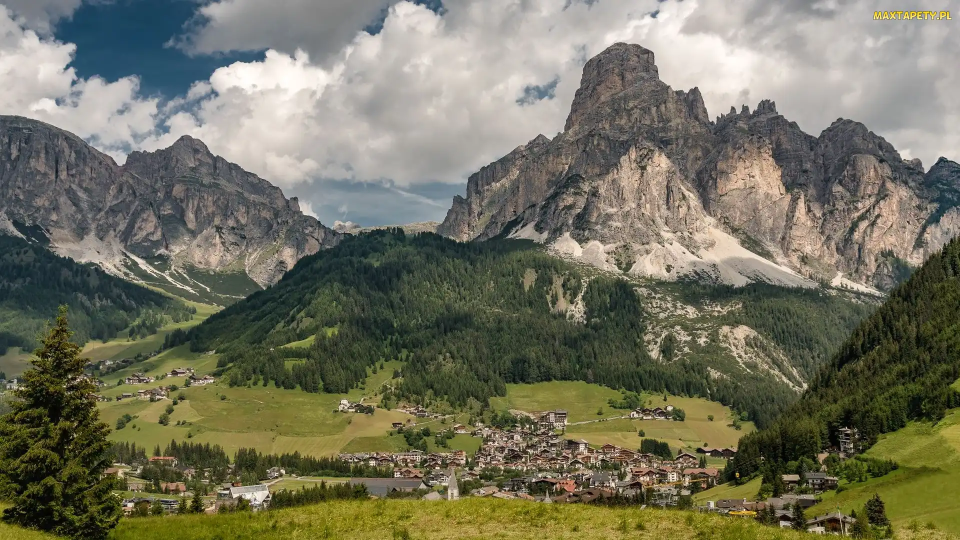 Włochy, Dolomity, Dolina, Góra Sassongher, Góry, Drzewa, Corvara, Domy, Prowincja Bolzano, Lasy