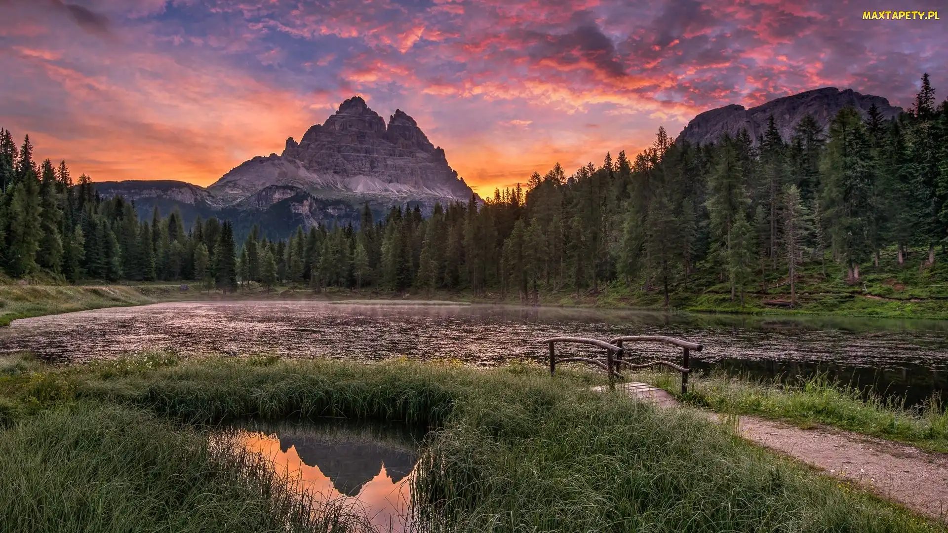 Dolomity, Masyw, Góry, Mostek, Prowincja Belluno, Chmury, Drzewa, Jezioro, Tre Cime di Lavaredo, Mgła, Antorno Lake, Las, Włochy, Zachód słońca