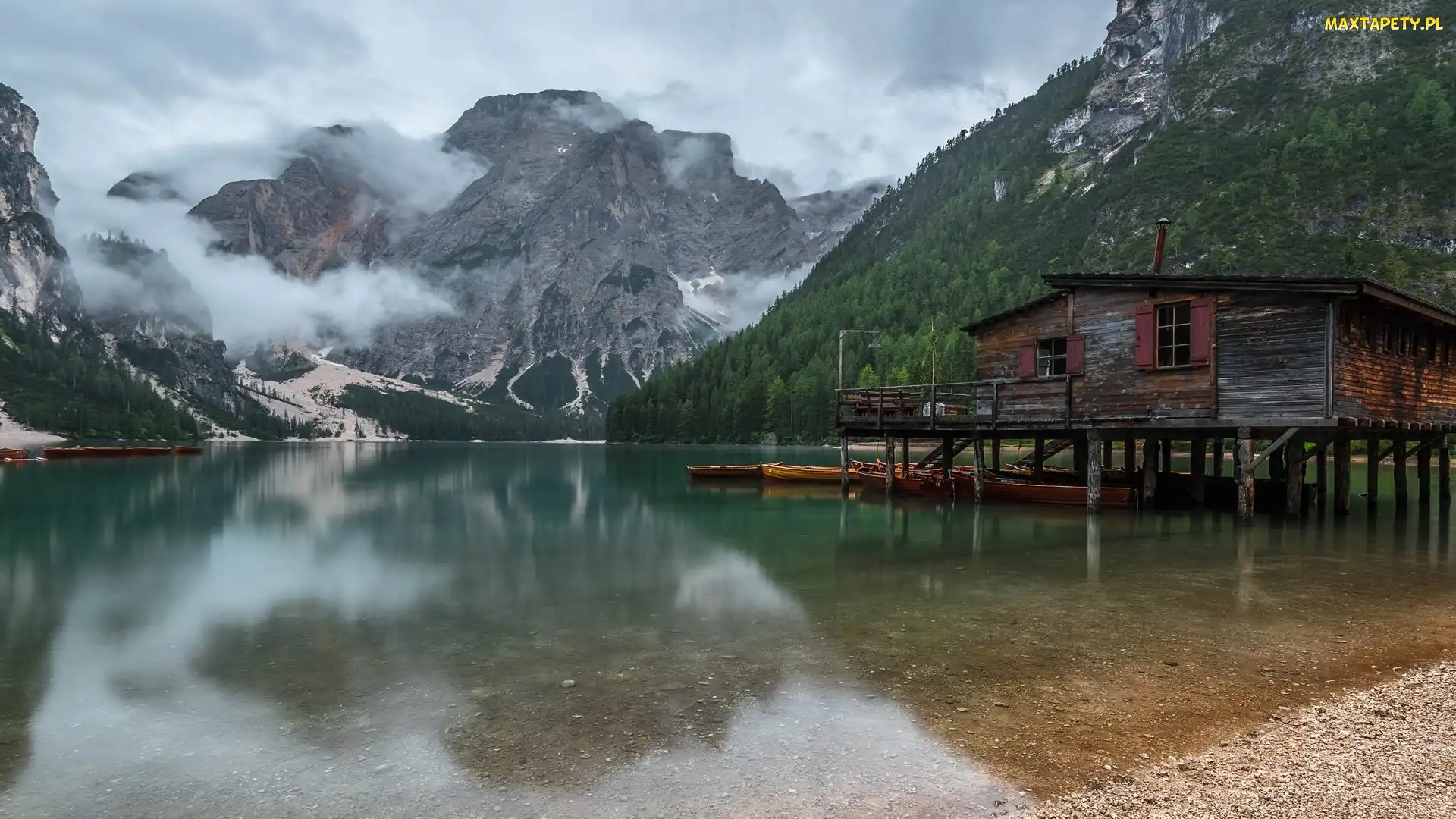 Włochy, Łódki, Dolomity, Domek, Południowy Tyrol, Pragser Wildsee, Drzewa, Góry, Lago di Braies, Jezioro, Drewniany, Chmury, Lasy