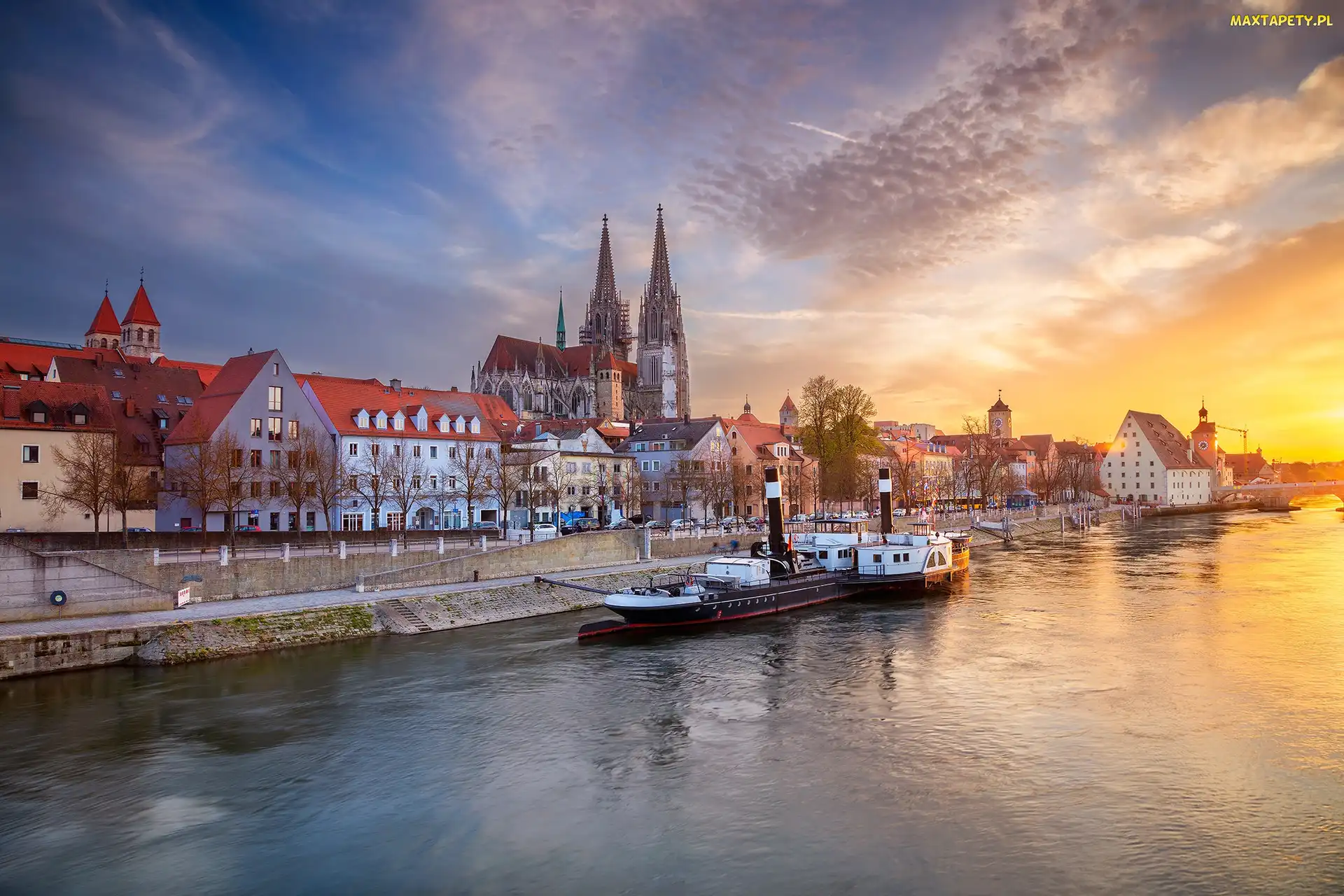 Miasto Ratyzbona, Rzeka Dunaj, Regensburg, Niemcy, Zachód słońca, Parowiec, Nabrzeże, Domy, Katedra św Piotra