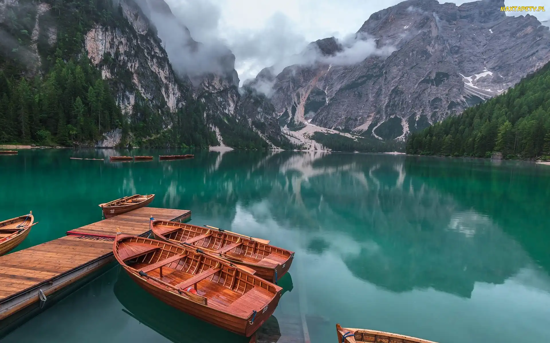 Góry, Jezioro Pragser Wildsee, Włochy, Chmury, Pomost, Dolomity, Łódki, Lago di Braies