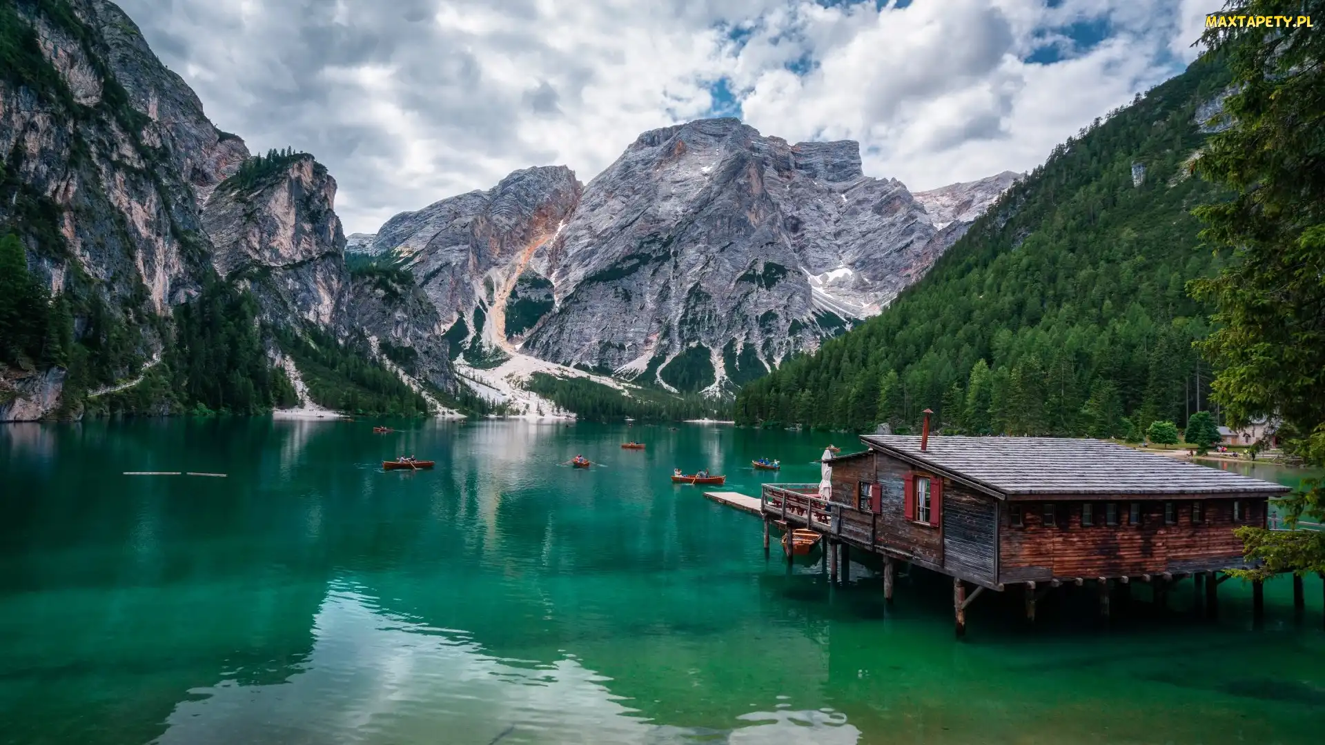 Południowy Tyrol, Łódki, Chmury, Włochy, Jezioro, Drzewa, Góry, Pragser Wildsee, Dolomity, Drewniany, Lasy, Domek