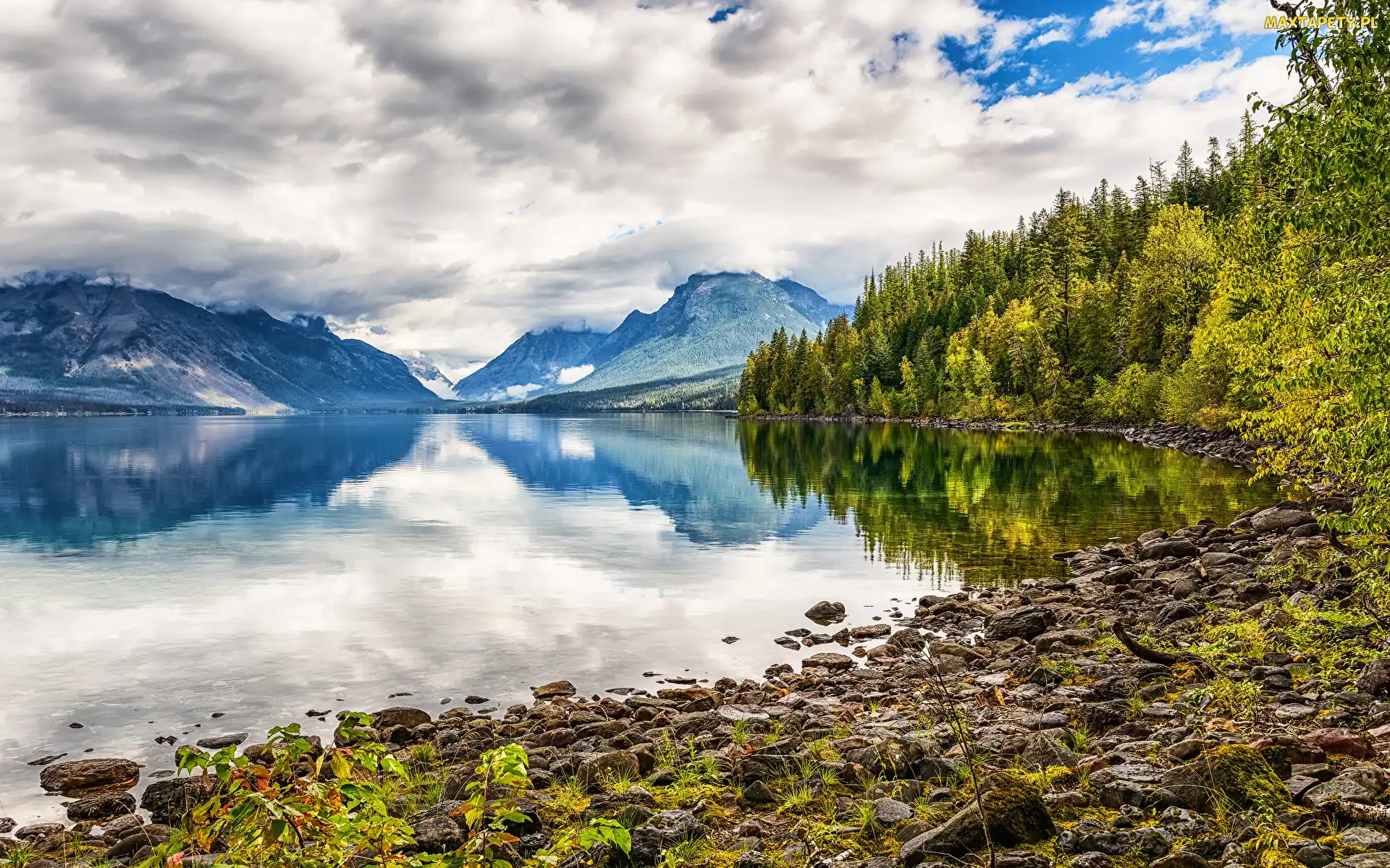 Park Narodowy Glacier, Stan Montana, Drzewa, Stany Zjednoczone, Kamienie, Chmury, Jezioro, Lake McDonald, Góry