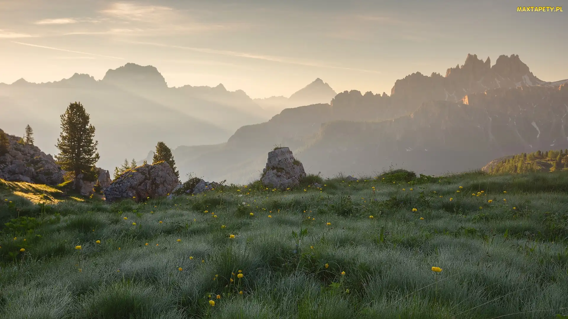 Góry, Zamglone, Włochy, Łąka, Skały, Wschód słońca, Dolomity