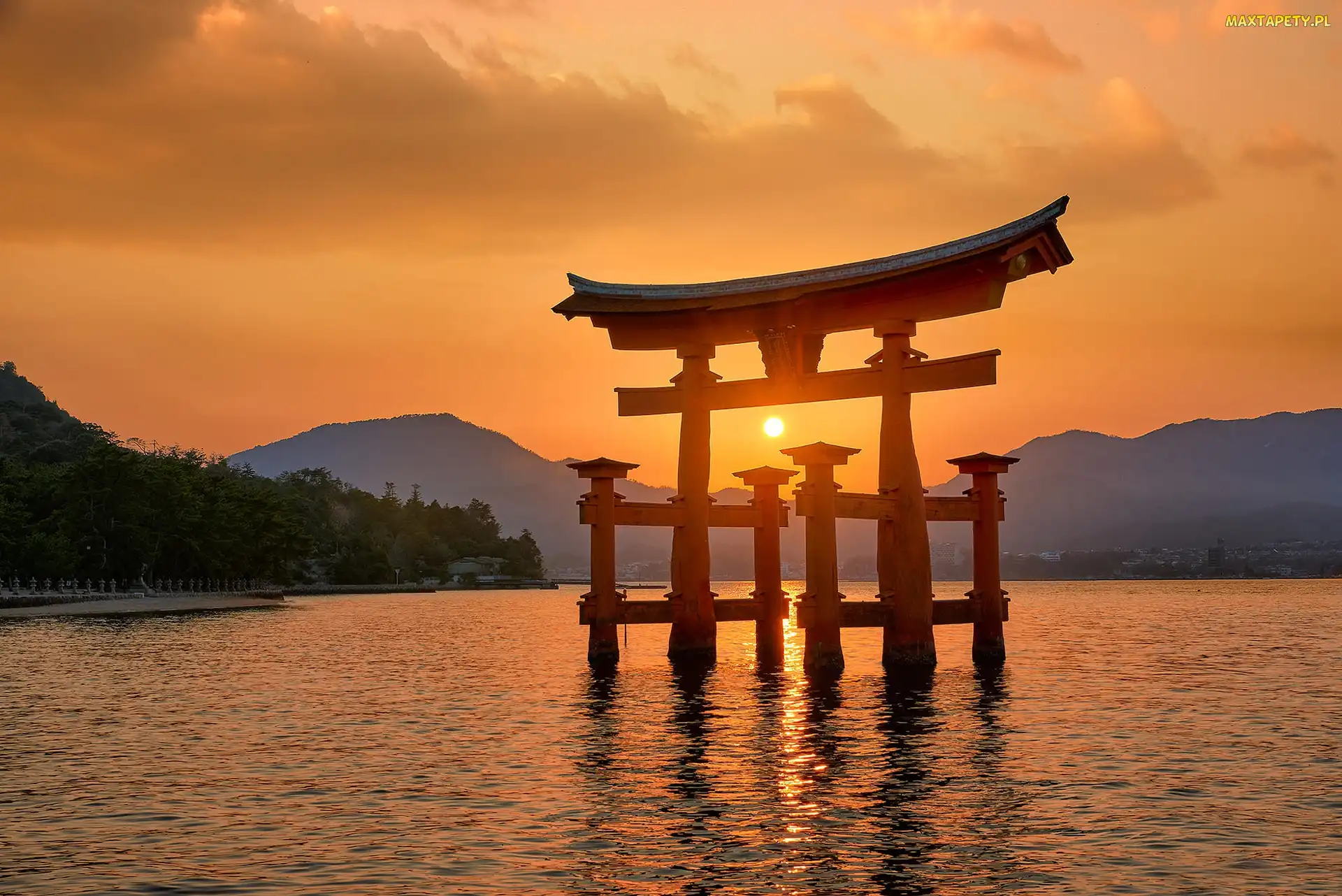 Japonia, Świątynia Itsukushima, Brama torii, Góry, Chram, Zachód słońca, Wyspa Itsukushima, Morze, Drzewa