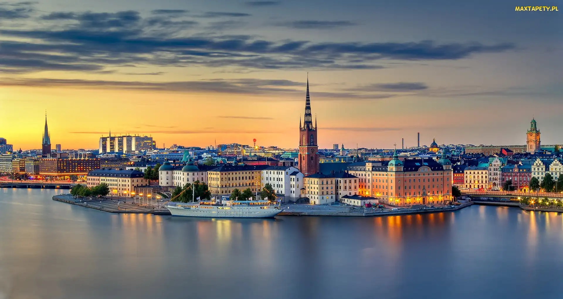 Szwecja, Niebo, Domy, Chmury, Zachód słońca, Statek, Sztokholm, Wyspa Riddarholmen, Zatoka Riddarfjarden