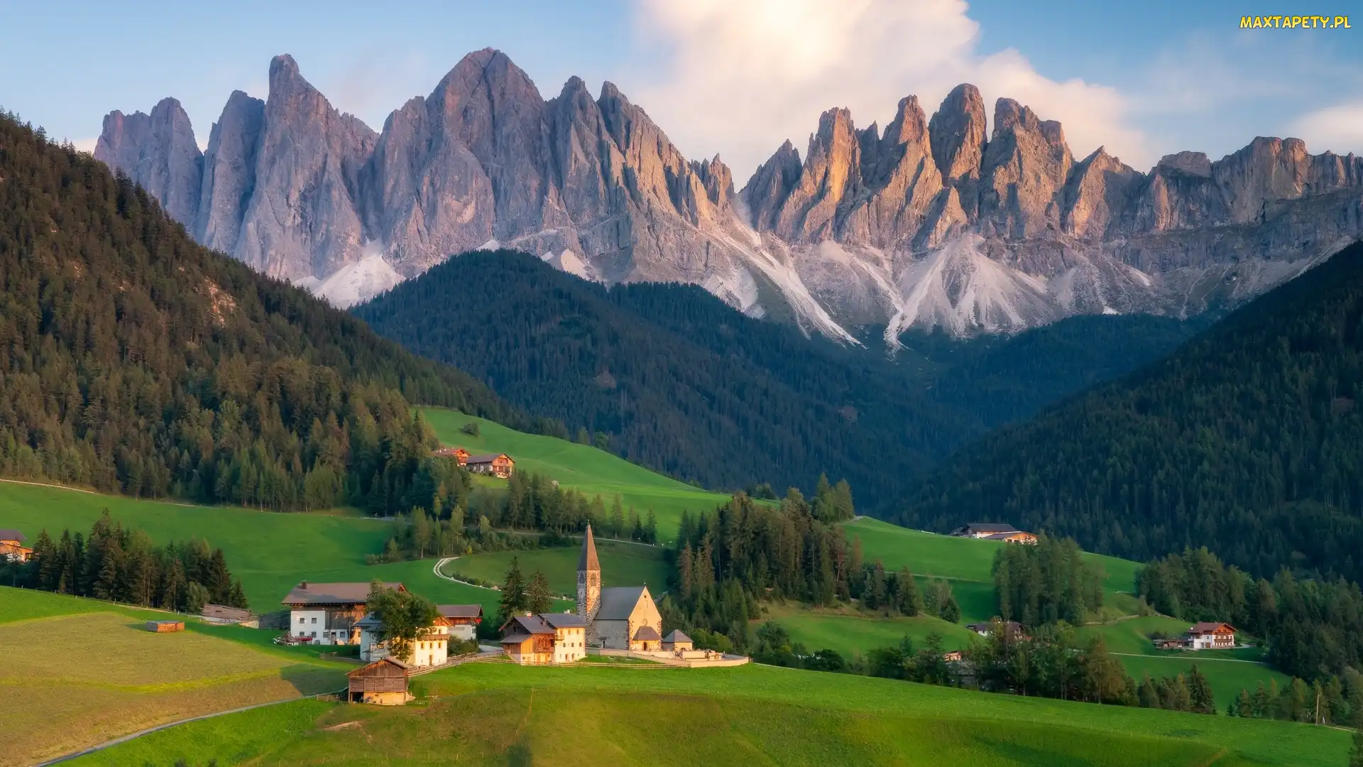 Domy, Chmury, Góry, Drzewa, Wieś, Włochy, Dolomity, Santa Maddalena, Lasy, Dolina, Val di Funes