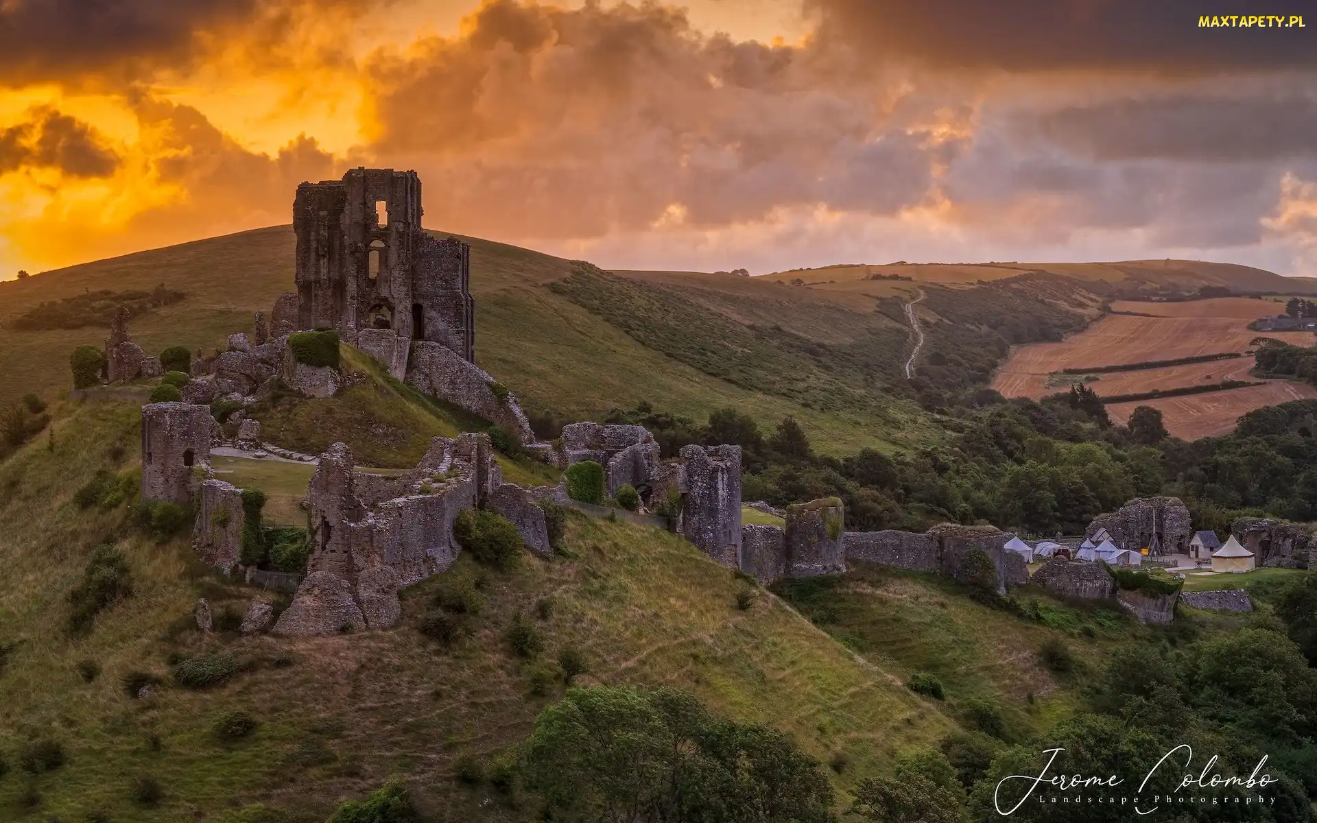 Chmury, Wschód słońca, Anglia, Zamek w Corfe Castle, Ruiny, Hrabstwo Dorset, Wzgórze