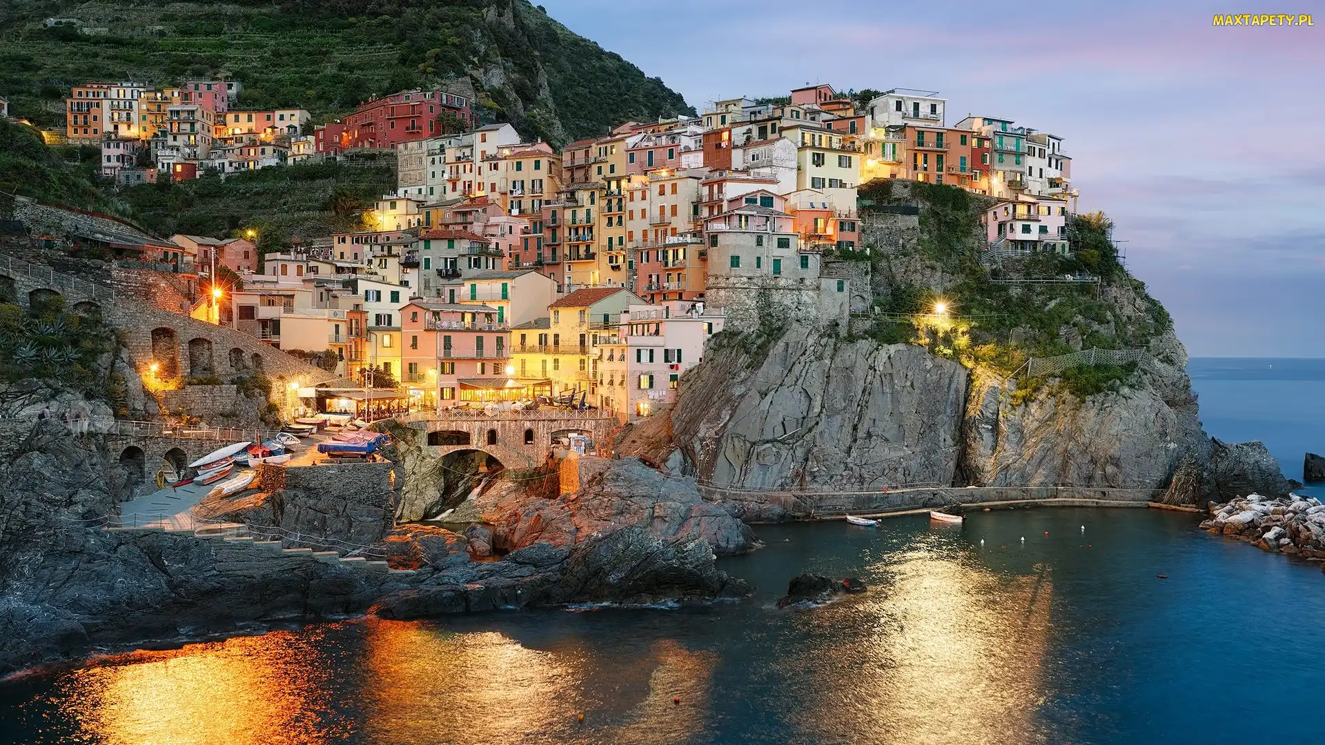 Kolorowe, Domy, Włochy, Miejscowość Manarola, Skały, Światła, Prowincja La Spezia, Zatoczka, Morze Liguryjskie, Region Liguria, Gmina Riomaggiore