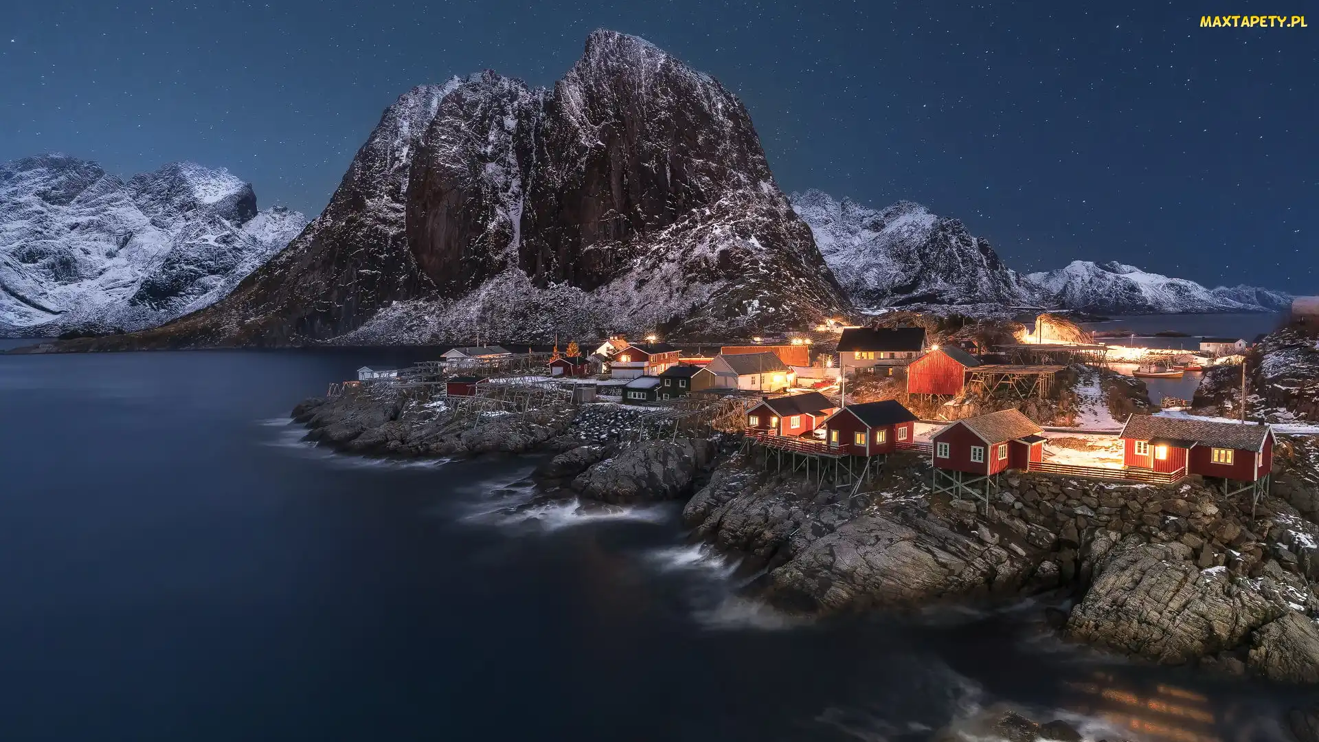 Norwegia, Ośnieżone, Oświetlone, Góry, Domy, Morze Norweskie, Lofoty, Wyspa Moskenesoya, Wieś Hamnoy