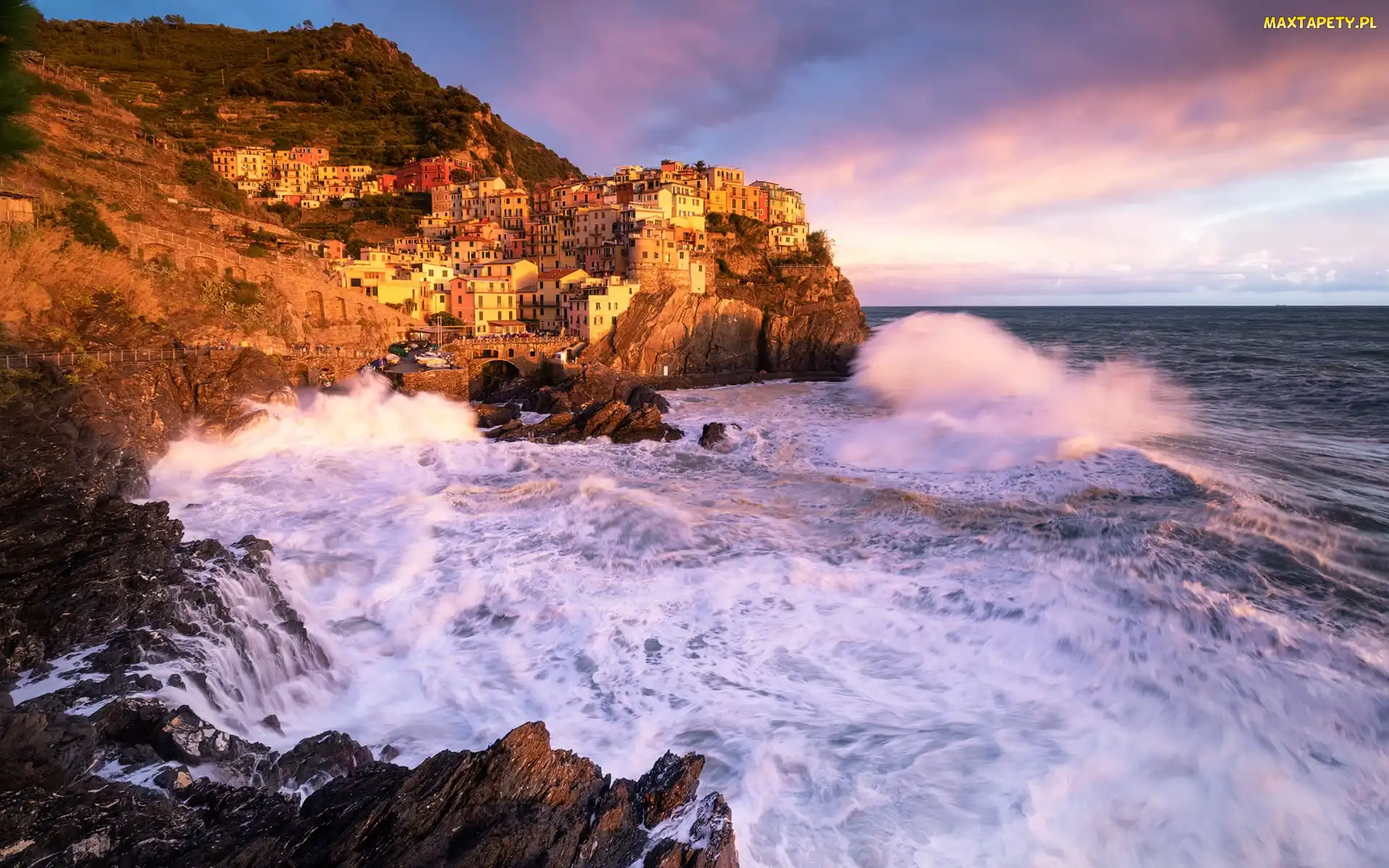 Fale, Skały, Domy, Zatoka, Manarola, Gmina Riomaggiore, Morze Liguryjskie, Cinque Terre, Włochy, Kolorowe