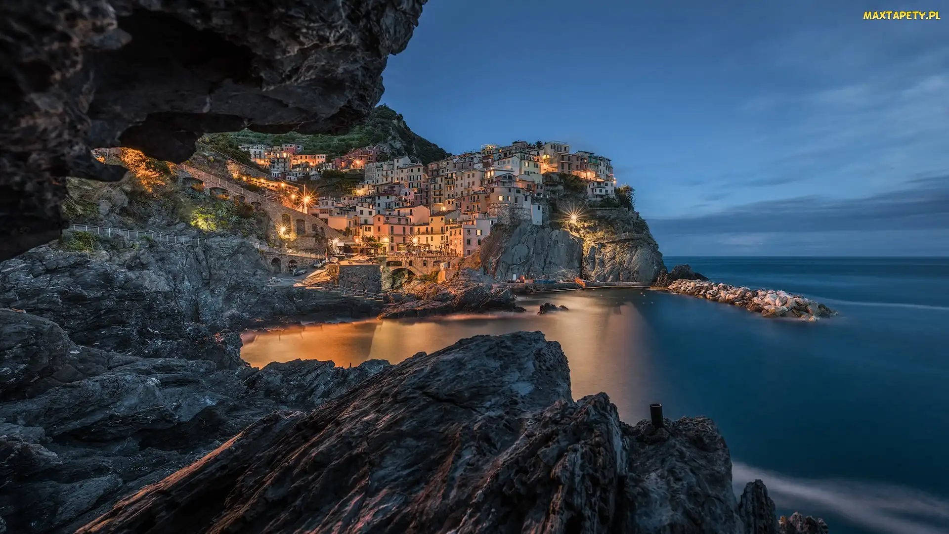 Zatoka, Światła, Domy, Skały, Manarola, Gmina Riomaggiore, Cinque Terre, Morze Liguryjskie, Włochy, Kolorowe
