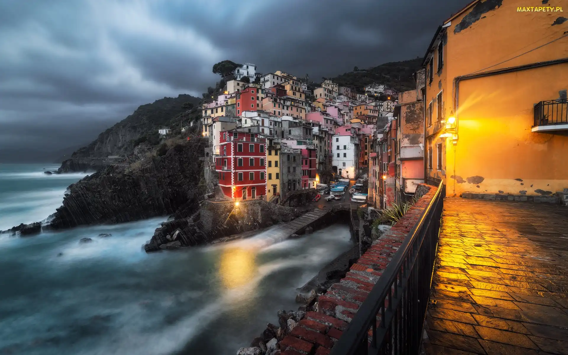 Morze, Domy, Noc, Cinque Terre, Miejscowość, Włochy, Kolorowe, Światła, Skały, Zatoka, Riomaggiore